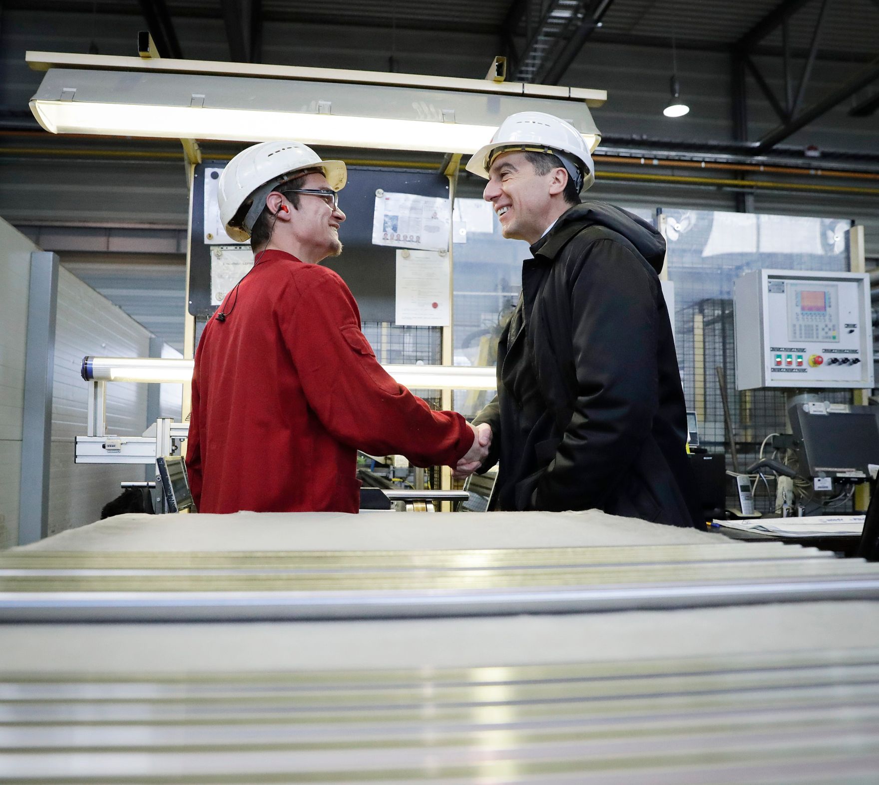 Am 12. Dezember 2016 besuchte Bundeskanzler Christian Kern (r.) den Betrieb Stahl Judenburg.