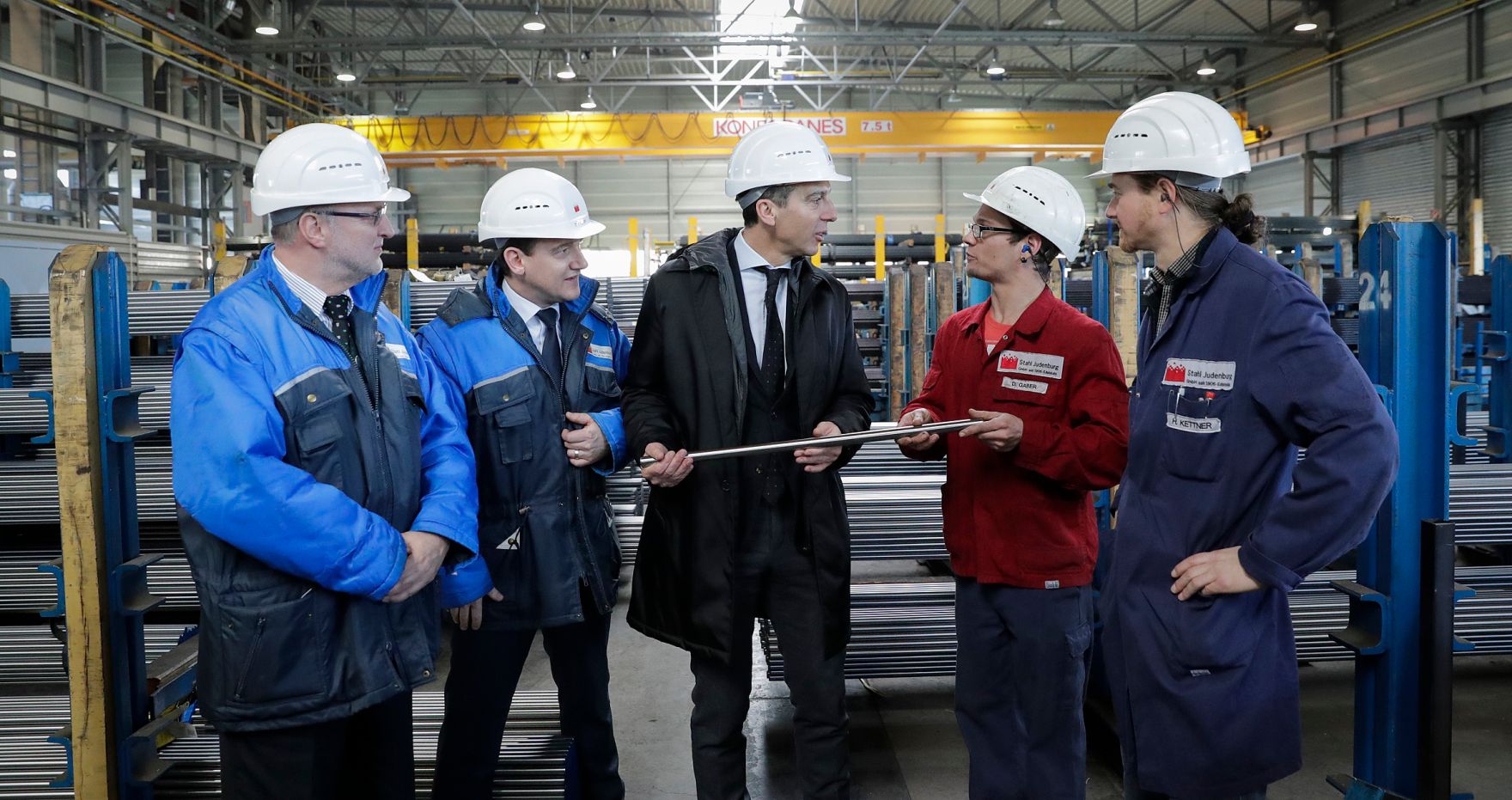 Am 12. Dezember 2016 besuchte Bundeskanzler Christian Kern (m.) den Betrieb Stahl Judenburg.