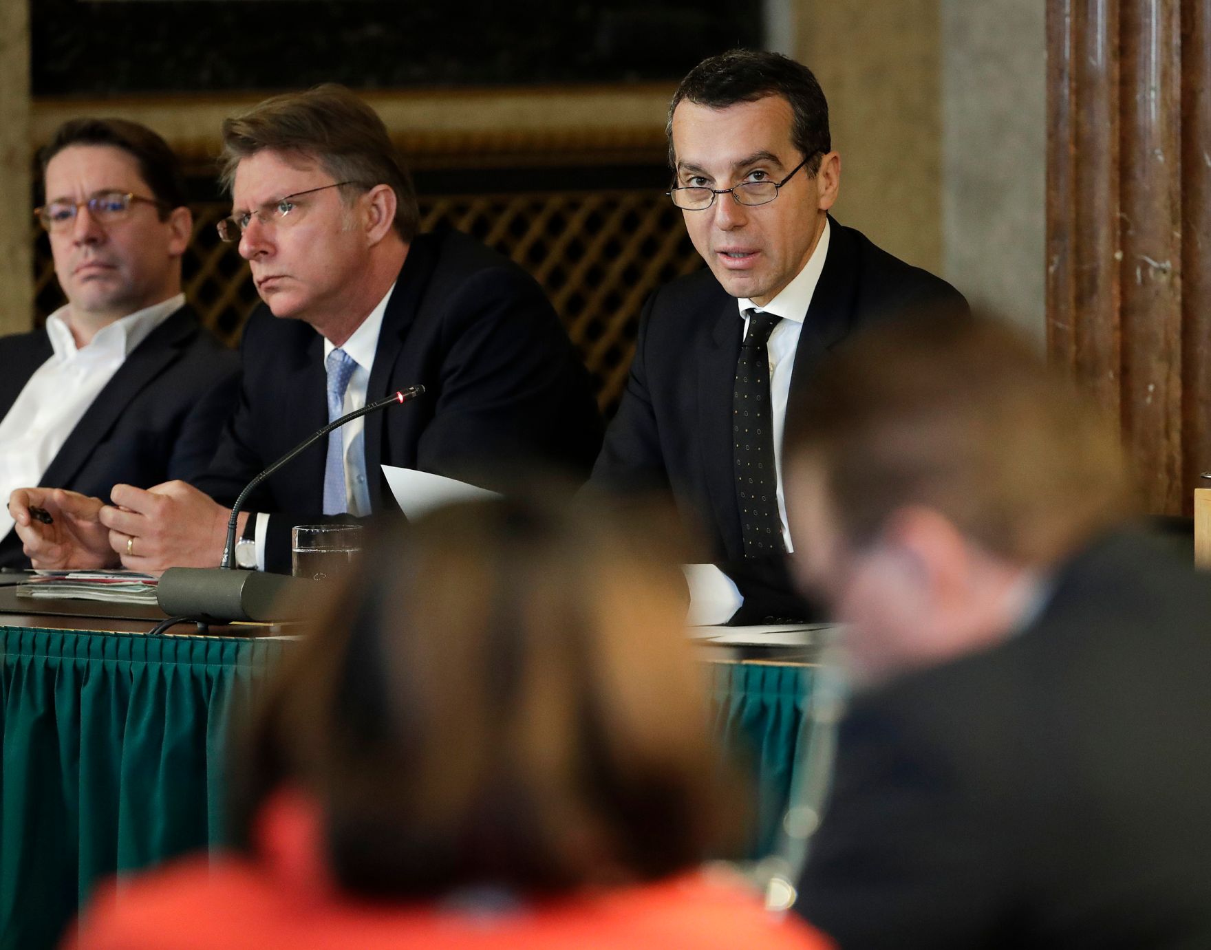 Am 13. Dezember 2016 sprach Bundeskanzler Christian Kern (r.) beim EU-Hauptausschuss im Parlament.