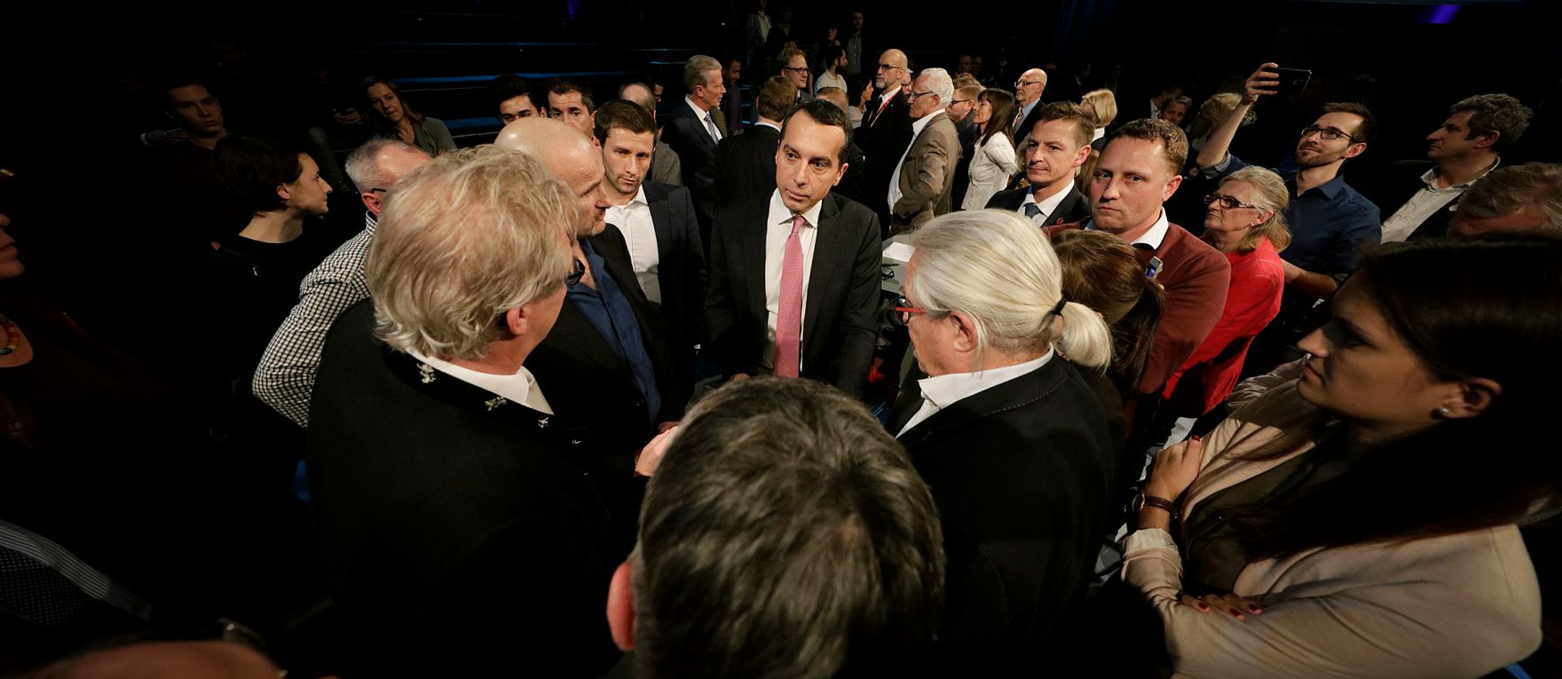 Am 13. Dezember 2016 war Bundeskanzler Christian Kern (m.) zu Gast im ORF-B&uuml;rgerforum.