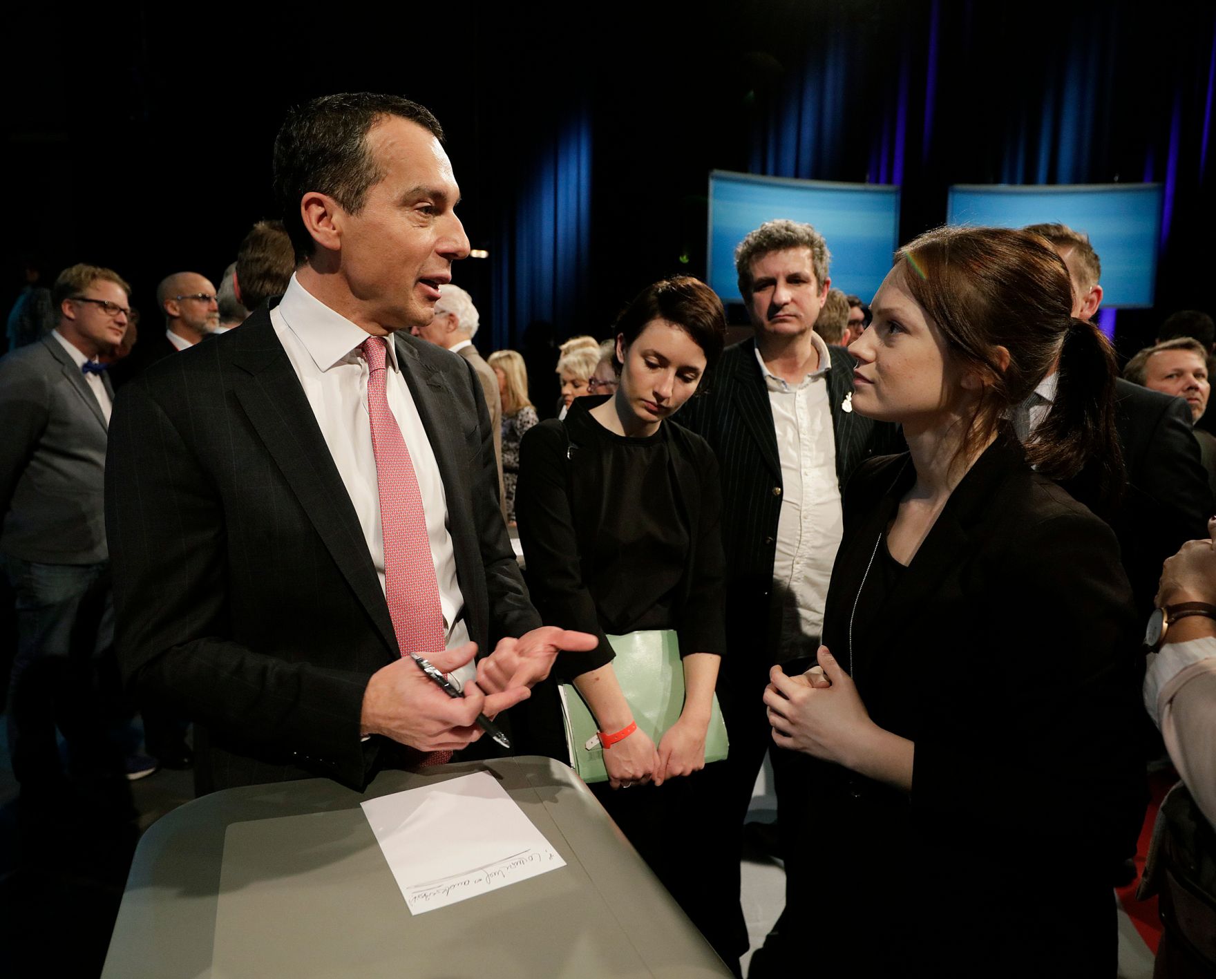 Am 13. Dezember 2016 war Bundeskanzler Christian Kern (l.) zu Gast im ORF-B&uuml;rgerforum.