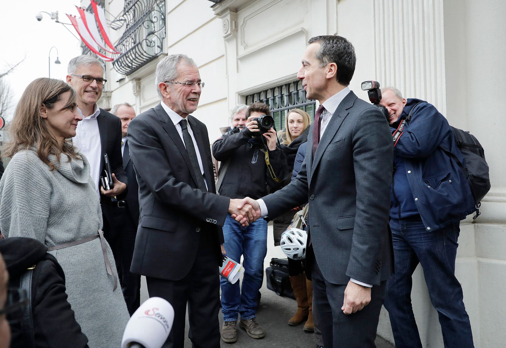 Am 14. Dezember 2016 empfing Bundeskanzler Christian Kern (r.) den designierten Bundespr&auml;sidenten Alexander Van der Bellen (l.) zu einem Gespr&auml;ch.
