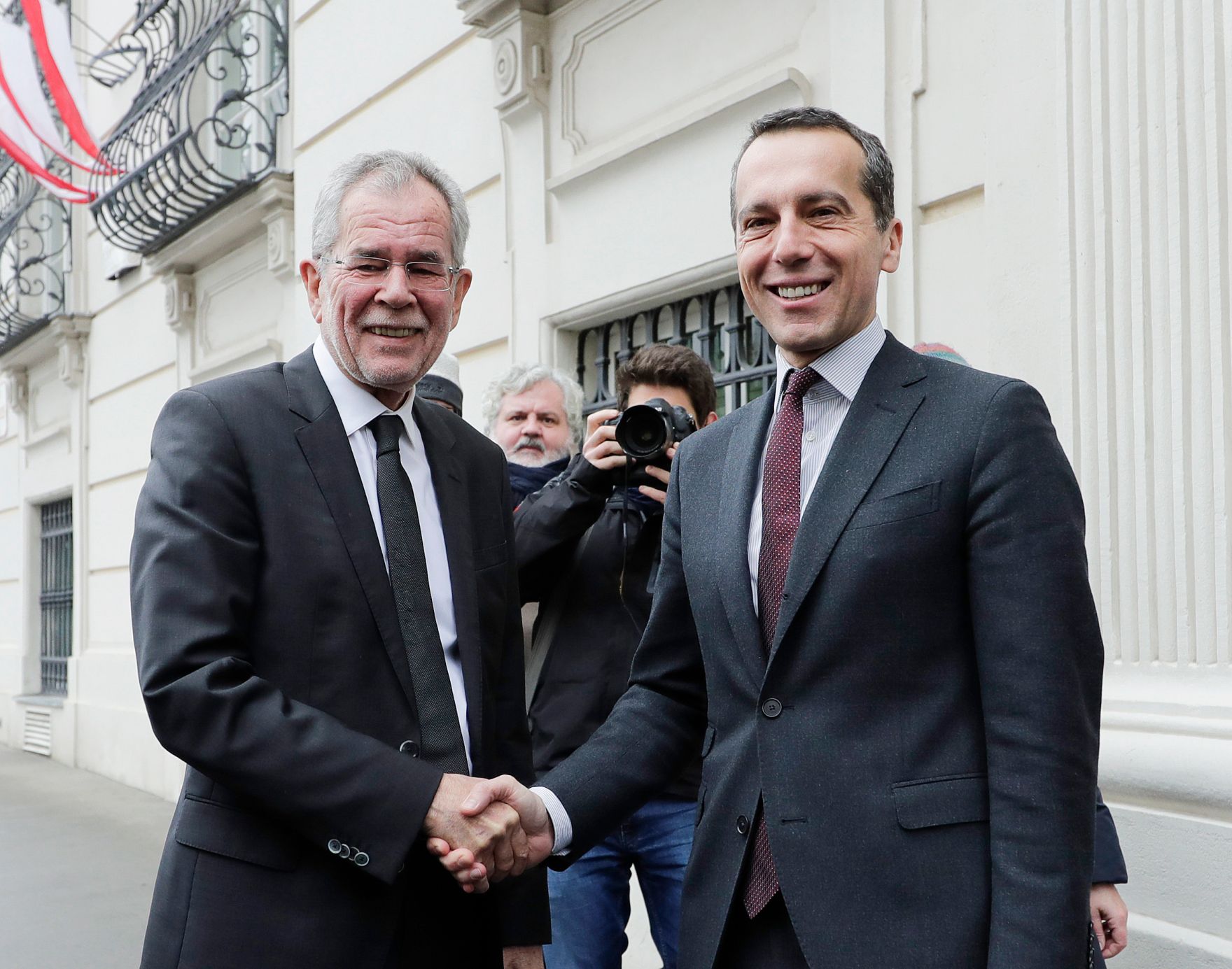 Am 14. Dezember 2016 empfing Bundeskanzler Christian Kern (r.) den designierten Bundespr&auml;sidenten Alexander Van der Bellen (l.) zu einem Gespr&auml;ch.