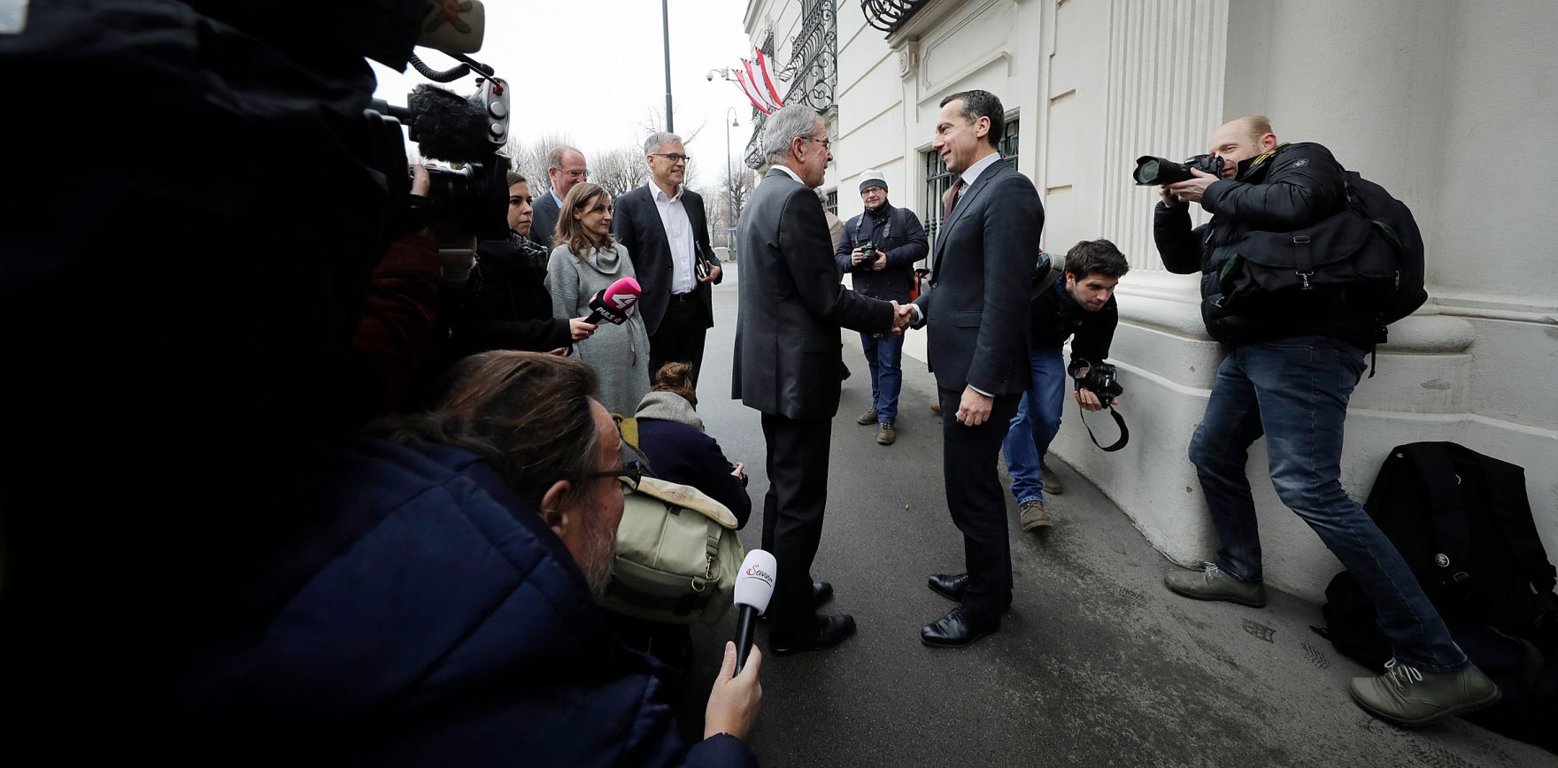 Am 14. Dezember 2016 empfing Bundeskanzler Christian Kern (r.) den designierten Bundespr&auml;sidenten Alexander Van der Bellen (l.) zu einem Gespr&auml;ch.