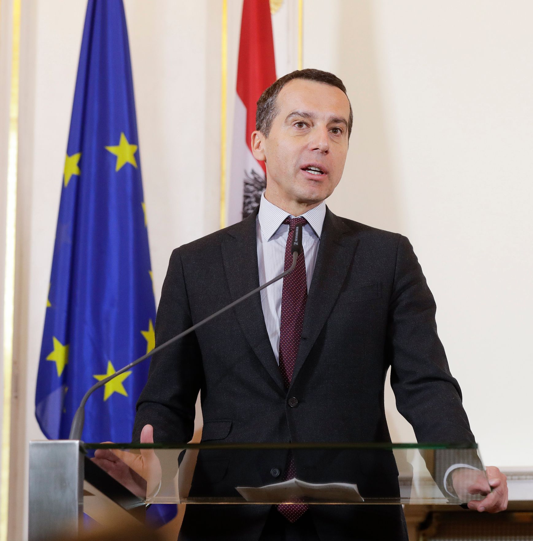 Am 14. Dezember 2016 empfing Bundeskanzler Christian Kern (im Bild) den designierten Bundespr&auml;sidenten Alexander Van der Bellen zu einem Gespr&auml;ch. Im Anschluss fand eine Pressekonferenz statt.