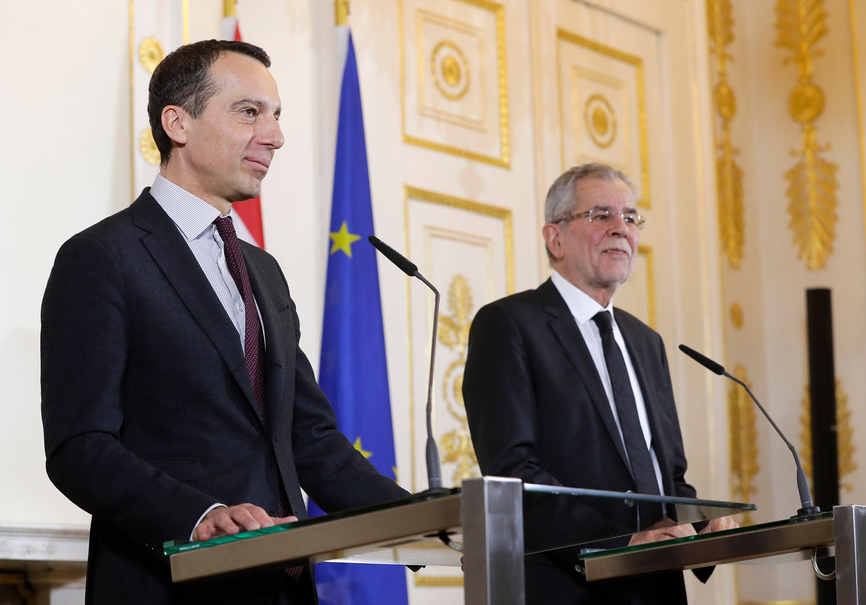 Am 14. Dezember 2016 empfing Bundeskanzler Christian Kern (l.) den designierten Bundespr&auml;sidenten Alexander Van der Bellen (r.) zu einem Gespr&auml;ch. Im Anschluss fand eine Pressekonferenz statt.