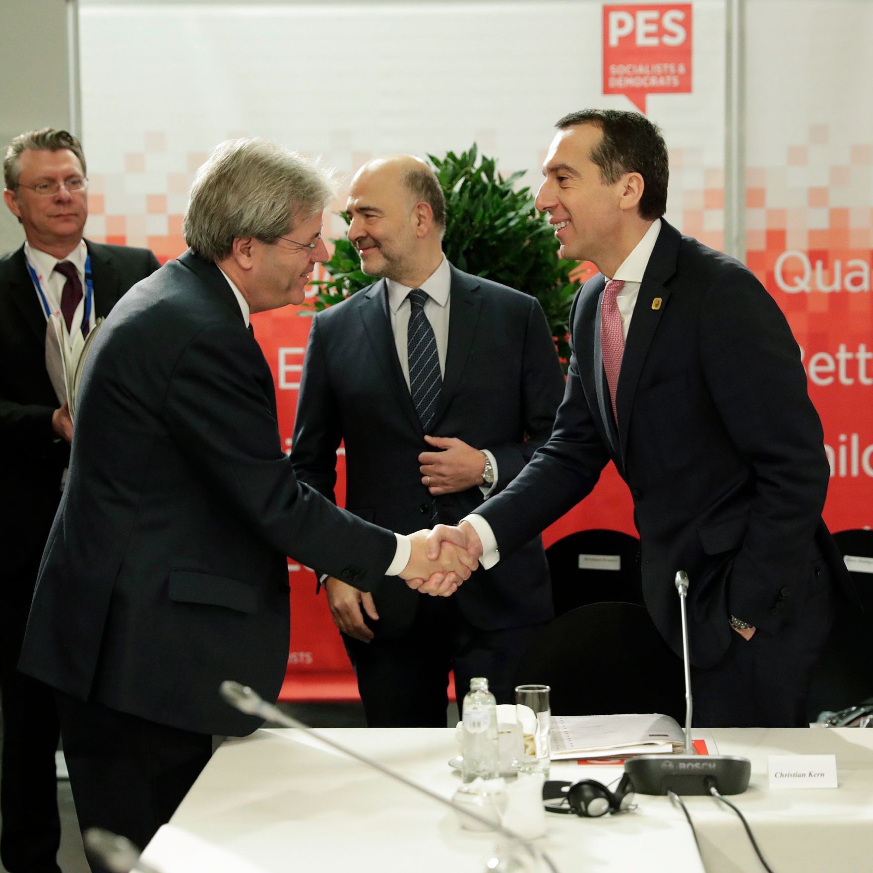 Am 15. Dezember 2016 fand in Br&uuml;ssel der Europ&auml;ische Rat der Staats- und Regierungschefs statt. Im Bild Bundeskanzler Christian Kern (r.) mit dem italenischen Premierminister Paolo Gentiloni (l.).