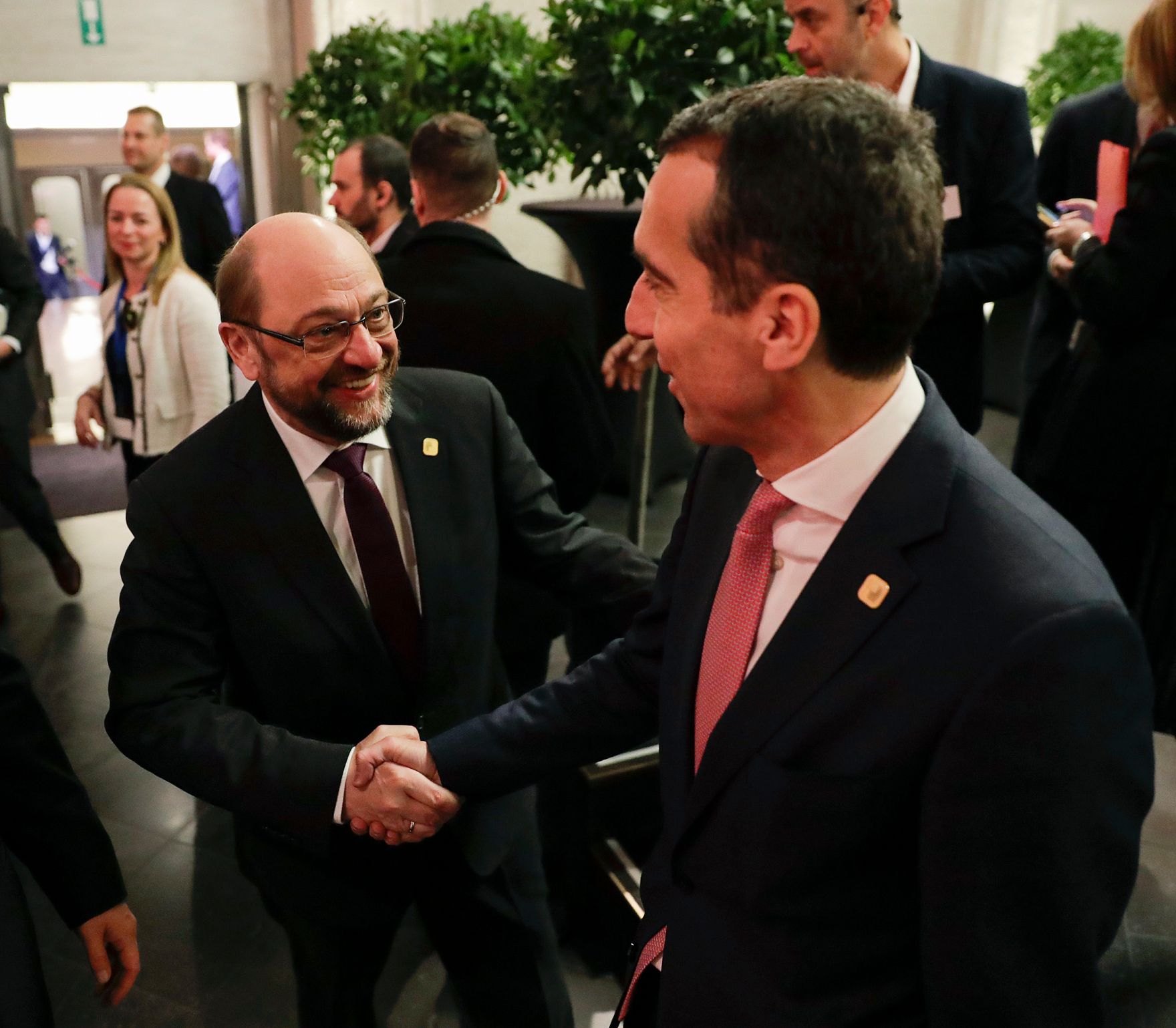 Am 15. Dezember 2016 fand in Br&uuml;ssel der Europ&auml;ische Rat der Staats- und Regierungschefs statt. Im Bild Bundeskanzler Christian Kern (r.) mit dem Pr&auml;sidenten des Europ&auml;ischen Parlamentes Martin Schulz (l.).