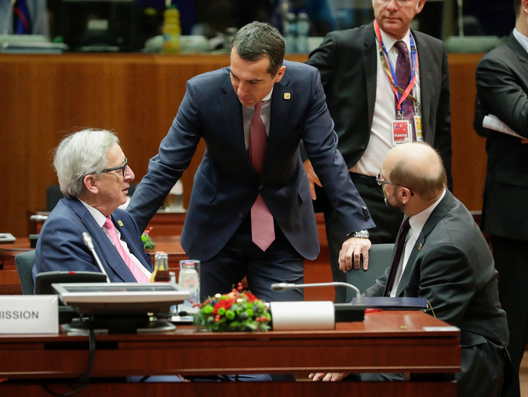 Am 15. Dezember 2016 fand in Br&uuml;ssel der Europ&auml;ische Rat der Staats- und Regierungschefs statt. Im Bild Bundeskanzler Christian Kern (m.) mit dem Pr&auml;sidenten der Europ&auml;ischen Kommission Jean-Claude Juncker (l.) und dem Pr&auml;sidenten des Europ&auml;ischen Parlamentes Martin Schulz (r.).