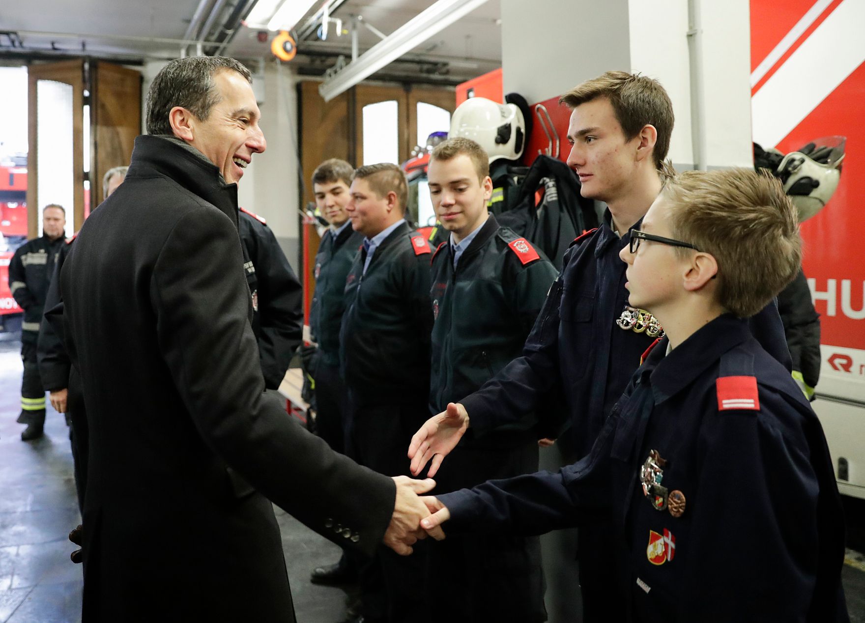 Am 22. Dezember 2016 besuchte Bundeskanzler Christian Kern (l.) die Wiener Berufsfeuerwehr am Hof.