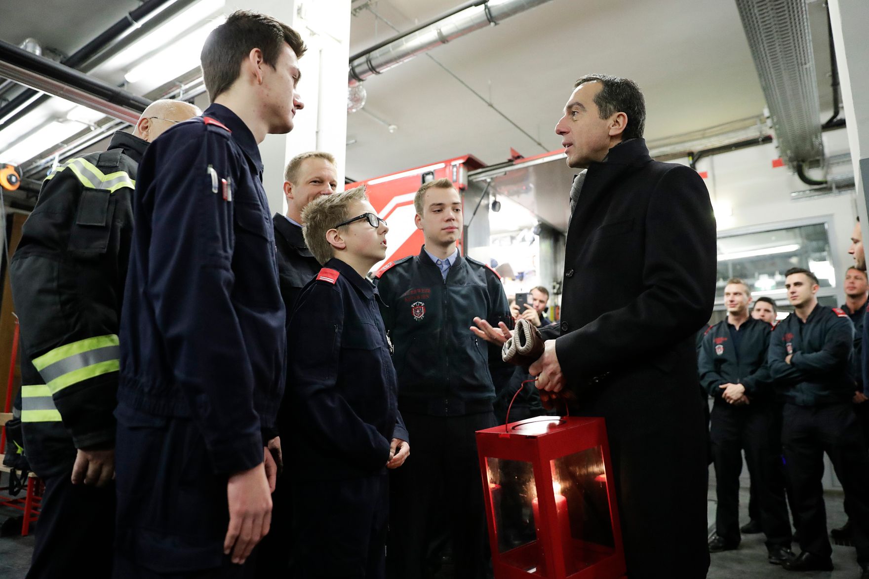 Am 22. Dezember 2016 besuchte Bundeskanzler Christian Kern (r.) die Wiener Berufsfeuerwehr am Hof.
