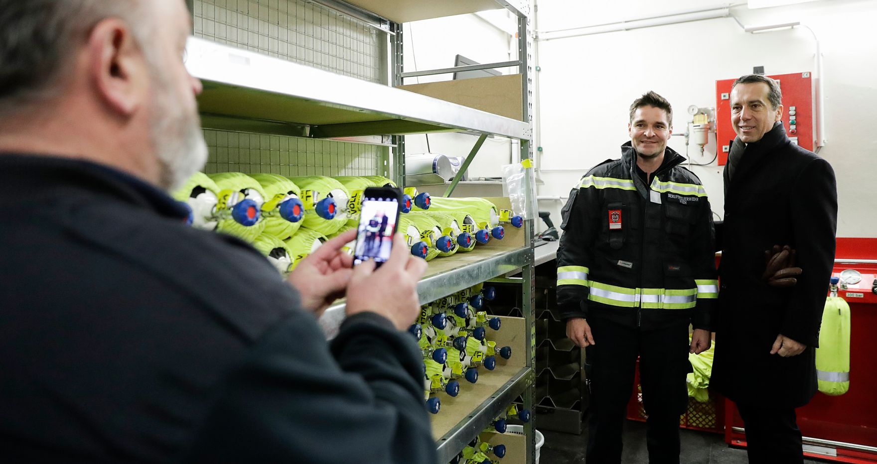 Am 22. Dezember 2016 besuchte Bundeskanzler Christian Kern (r.) die Wiener Berufsfeuerwehr am Hof.