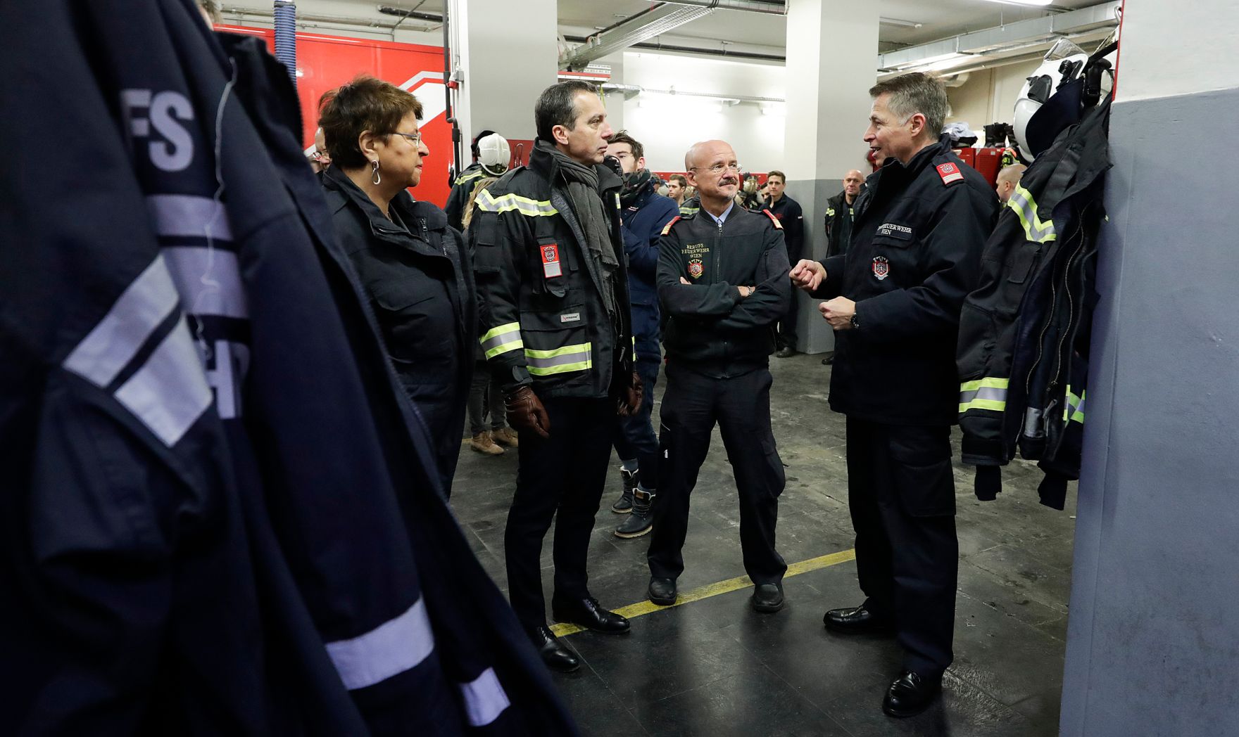 Am 22. Dezember 2016 besuchte Bundeskanzler Christian Kern (2.v.l.) die Wiener Berufsfeuerwehr am Hof.