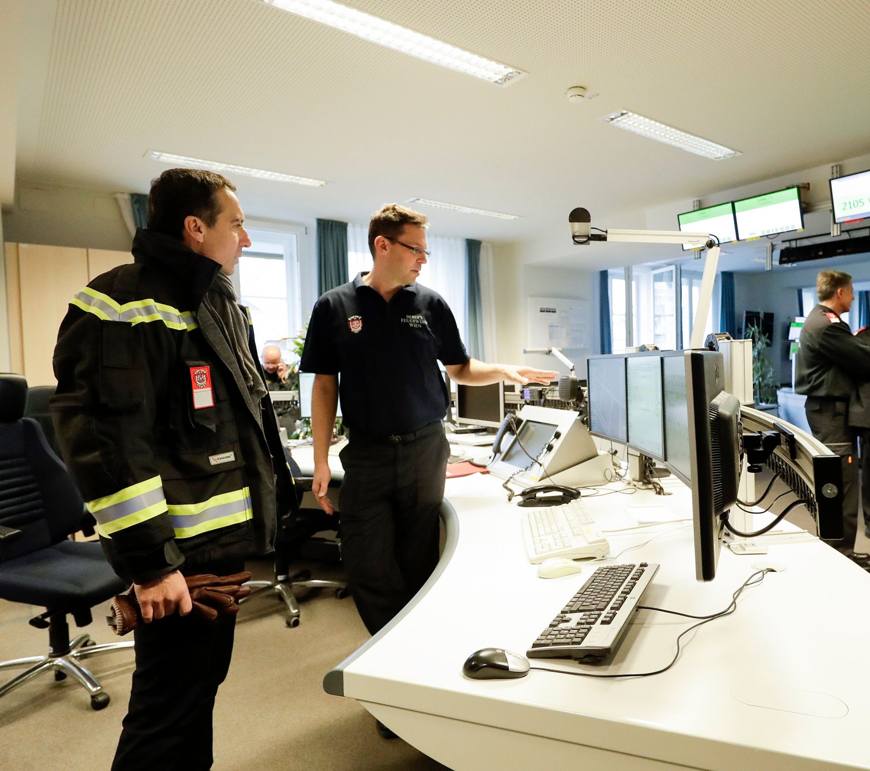 Am 22. Dezember 2016 besuchte Bundeskanzler Christian Kern (l.) die Wiener Berufsfeuerwehr am Hof.