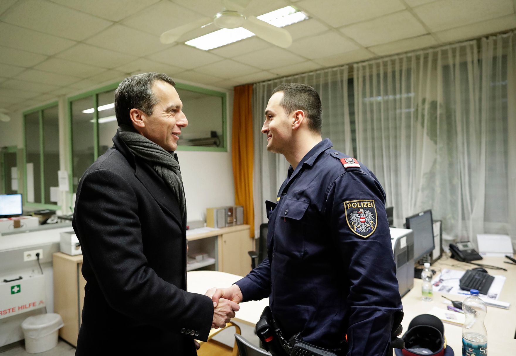 Am 22. Dezember 2016 besuchte Bundeskanzler Christian Kern (l.) die Polizeiwache in Favoriten.