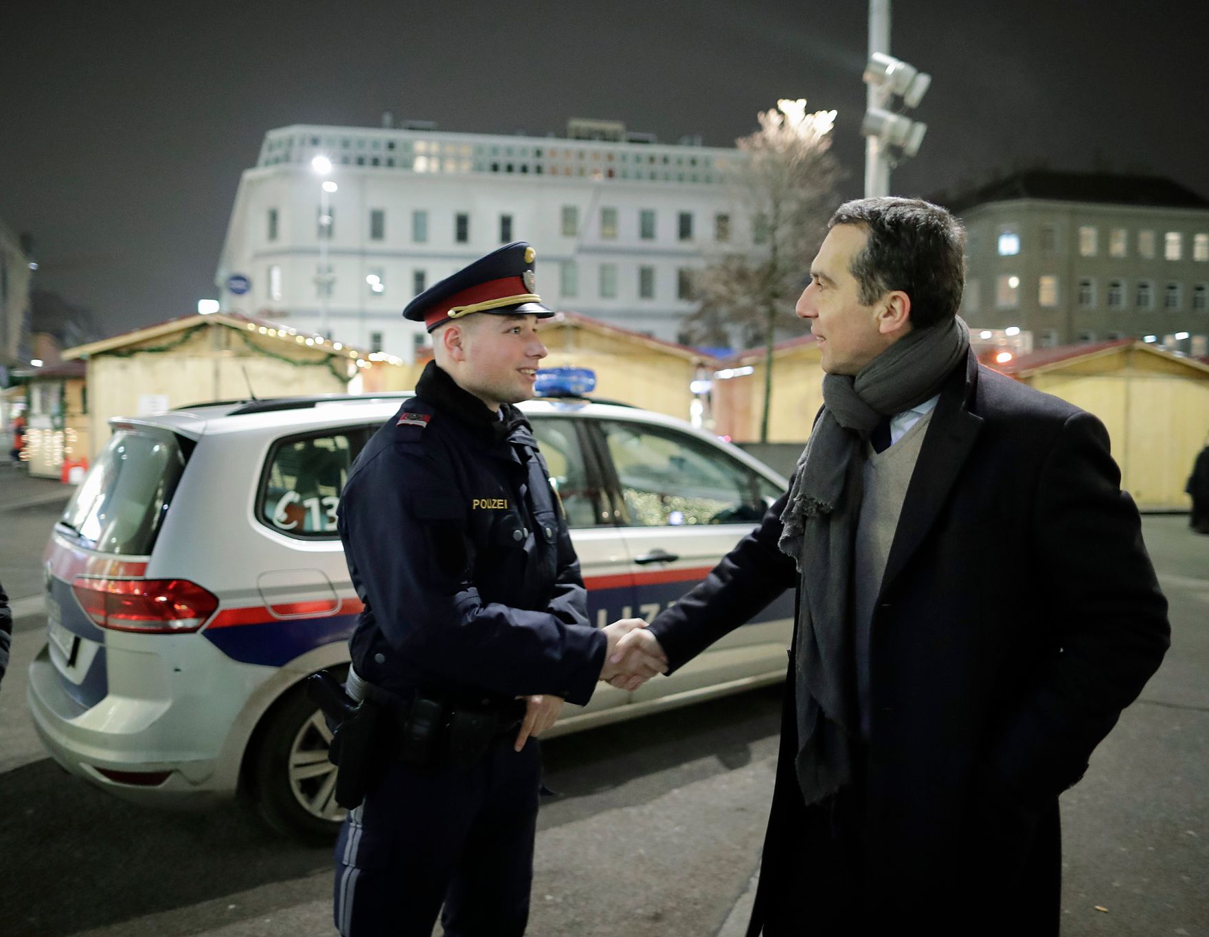 Am 22. Dezember 2016 besuchte Bundeskanzler Christian Kern (r.) die Polizeiwache in Favoriten.