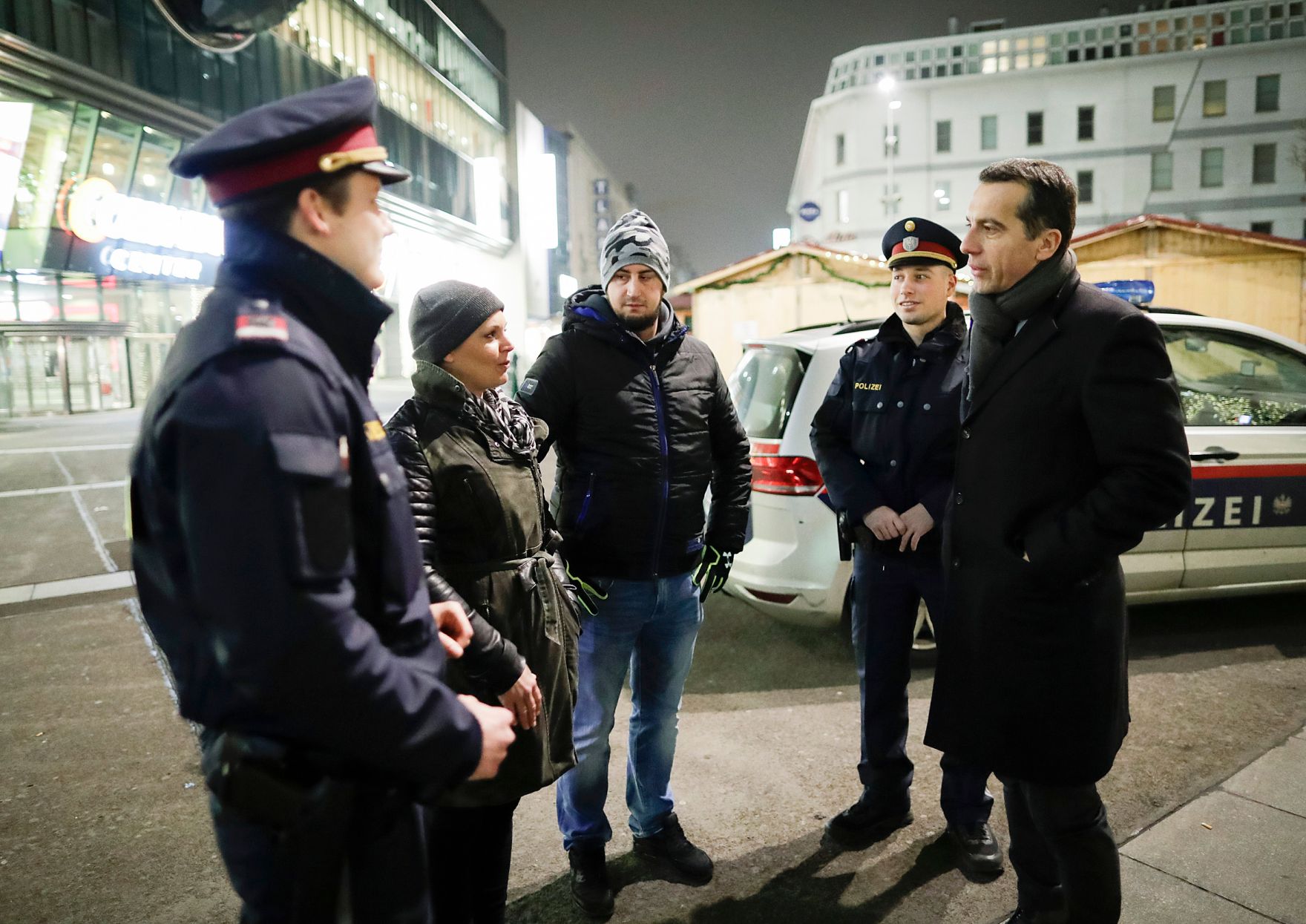 Am 22. Dezember 2016 besuchte Bundeskanzler Christian Kern (r.) die Polizeiwache in Favoriten.