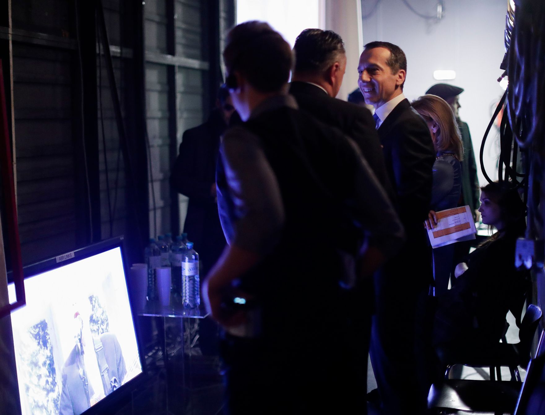 Am 24. Dezember 2016 nahm Bundeskanzler Christian Kern (r.) an der Licht ins Dunkel Spendenaktion im ORF Zentrum Wien teil.