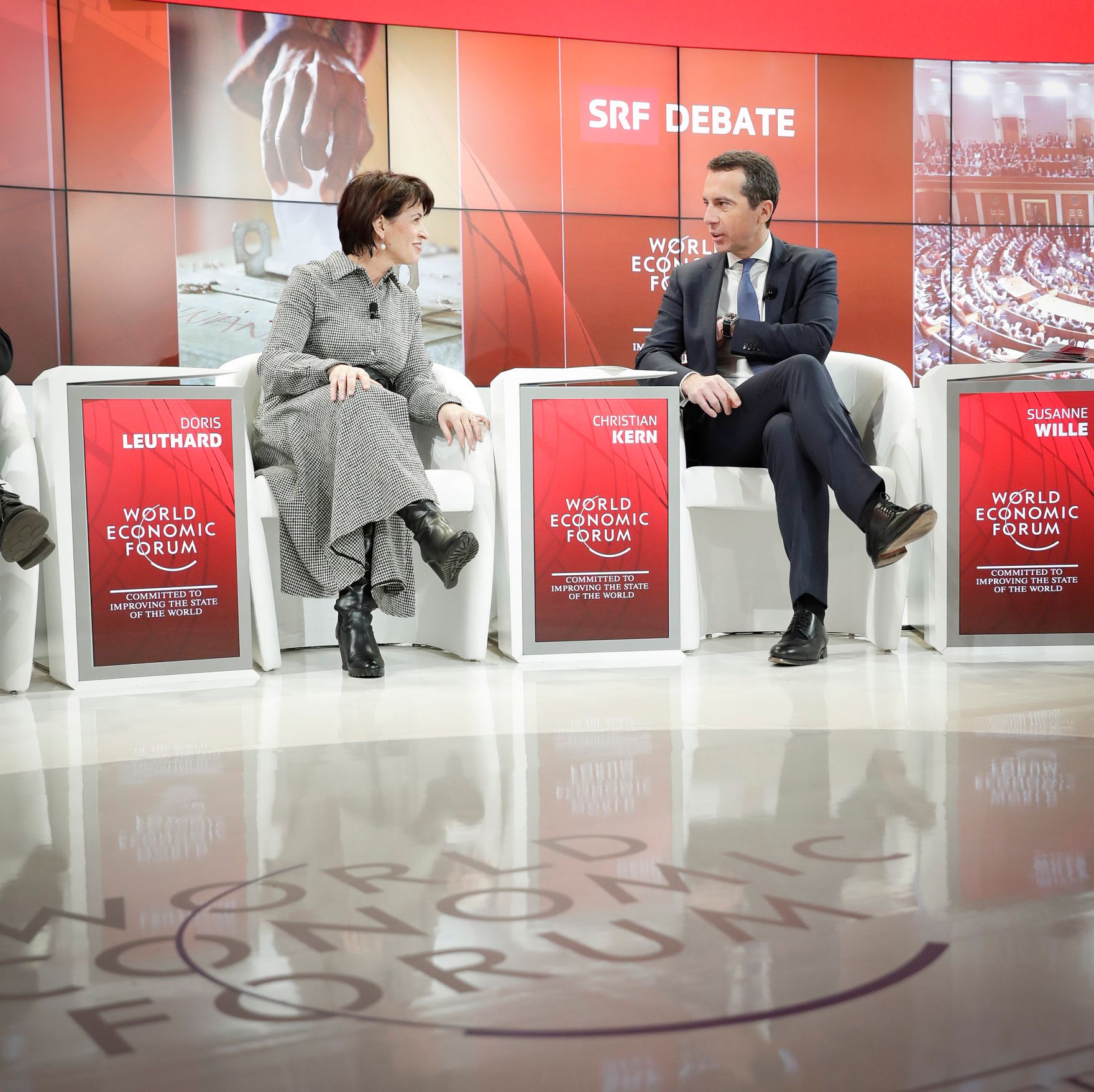 Am 18. J&auml;nner 2017 nahm der Bundeskanzler am Weltwirtschaftsforum in Davos teil. Im Bild Bundeskanzler Christian Kern (r.) mit der schweizer Bundespr&auml;sidentin Doris Leuthard (l.) bei der SRF-Debatte zum Thema "Demokratie st&auml;rken".