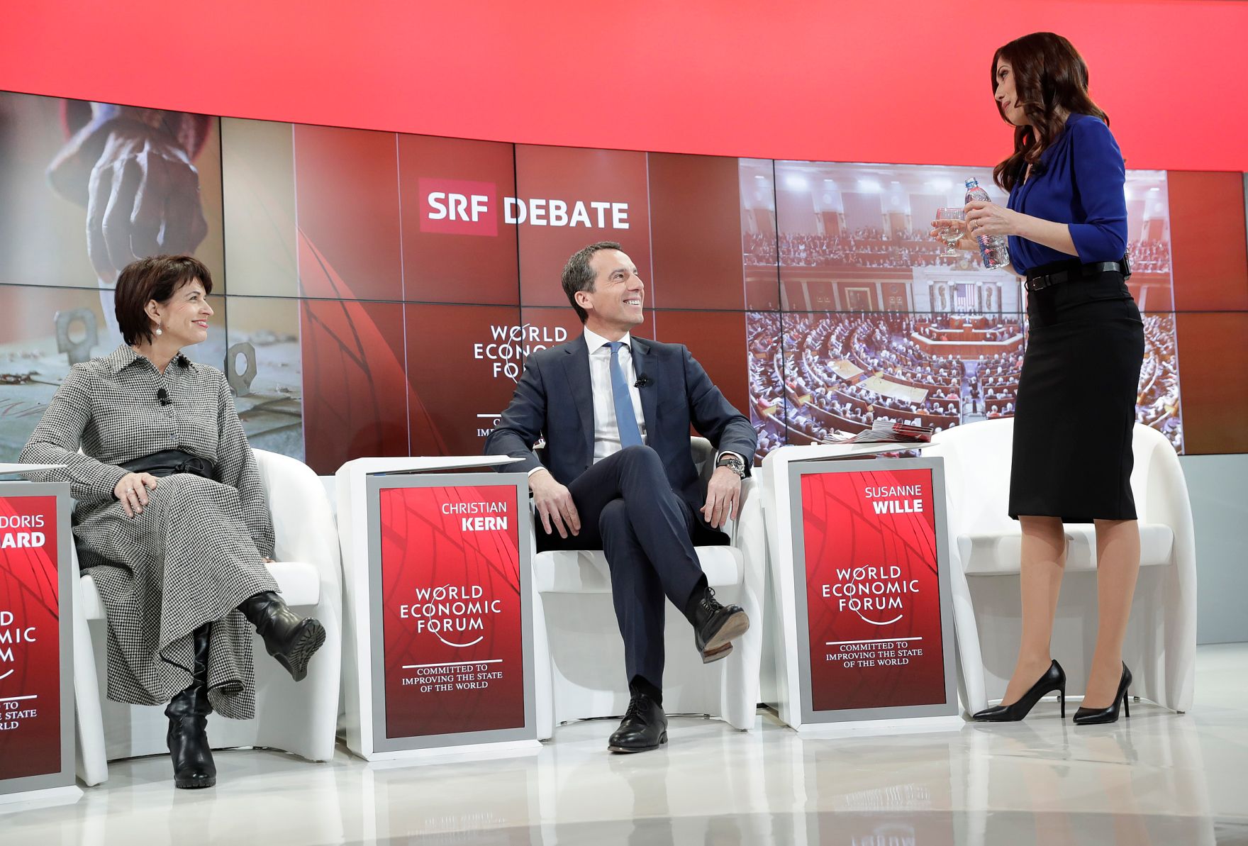 Am 18. J&auml;nner 2017 nahm der Bundeskanzler am Weltwirtschaftsforum in Davos teil. Im Bild (v.r.n.l.) Moderatorin Susanne Wille mit Bundeskanzler Christian Kern und der schweizer Bundespr&auml;sidentin Doris Leuthard bei der SRF-Debatte zum Thema "Demokratie st&auml;rken".