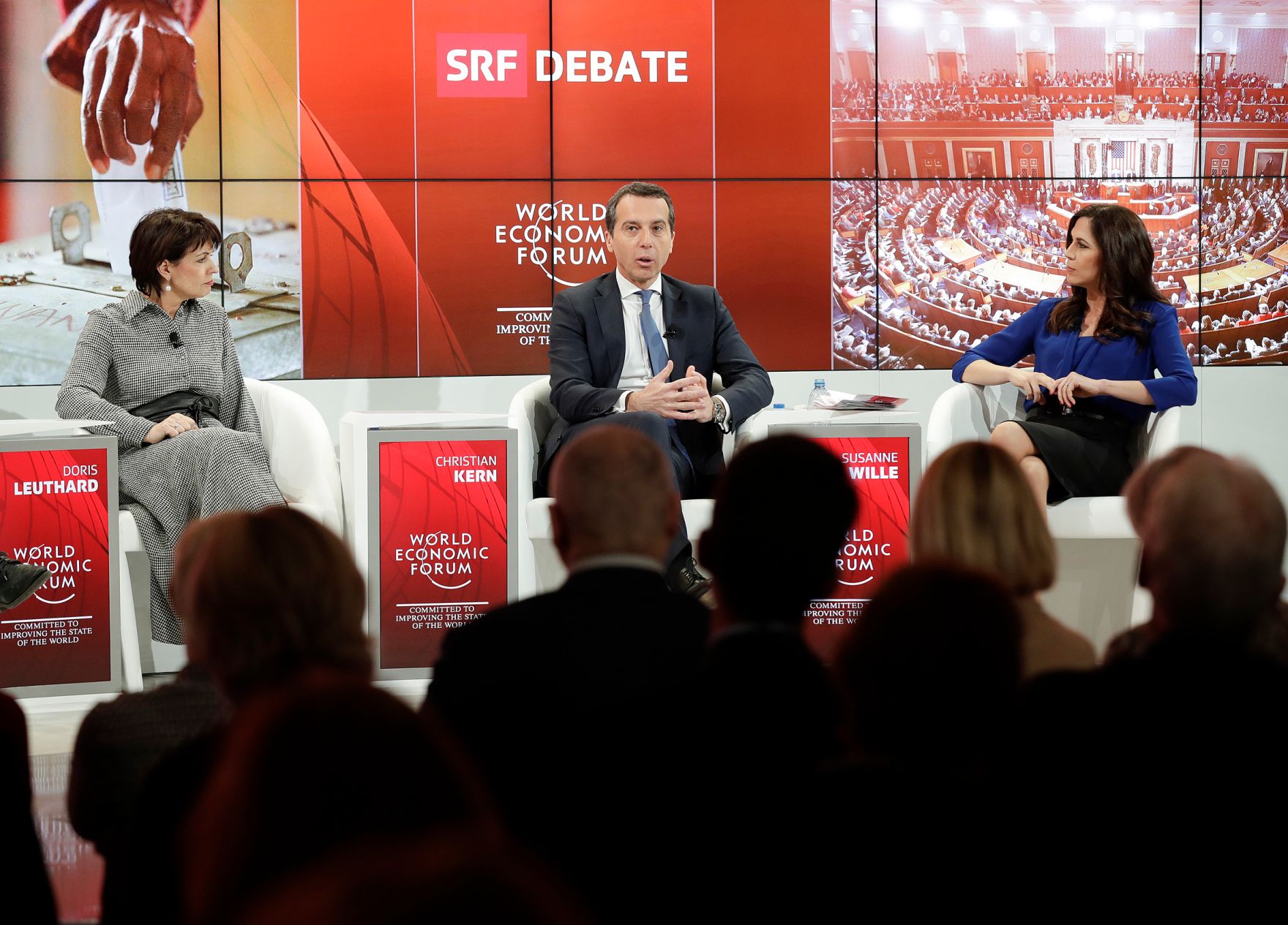 Am 18. J&auml;nner 2017 nahm der Bundeskanzler am Weltwirtschaftsforum in Davos teil. Im Bild (v.r.n.l.) Moderatorin Susanne Wille mit Bundeskanzler Christian Kern und der schweizer Bundespr&auml;sidentin Doris Leuthard bei der SRF-Debatte zum Thema "Demokratie st&auml;rken".