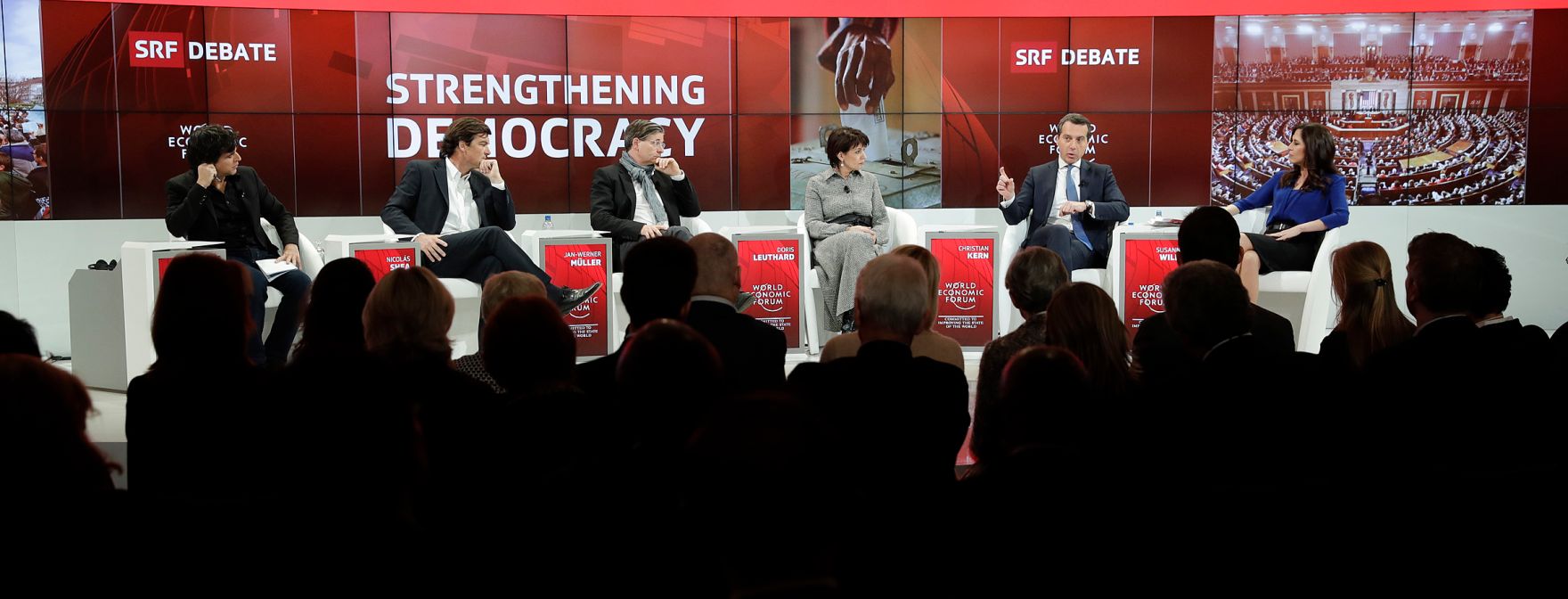 Am 18. J&auml;nner 2017 nahm der Bundeskanzler am Weltwirtschaftsforum in Davos teil. Im Bild (v.r.n.l.) Moderatorin Susanne Wille, Bundeskanzler Christian Kern, schweizer Bundespr&auml;sidentin Doris Leuthard, Politikwissenschaftler Jan-Werner M&uuml;ller, Unternehmer Nicolas Shea und Karikaturist Patrick Chapatte bei der SRF-Debatte zum Thema "Demokratie st&auml;rken".