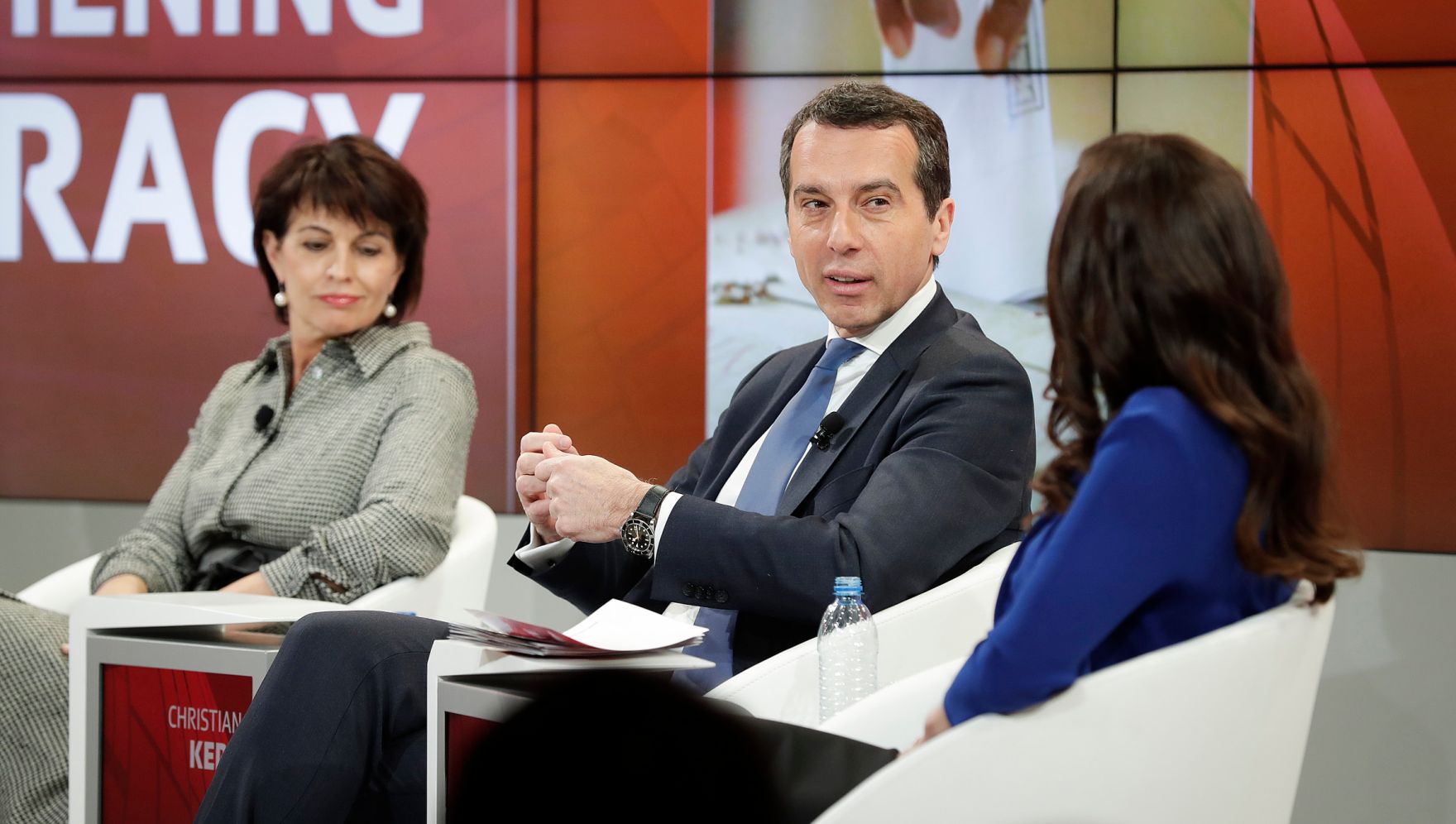Am 18. J&auml;nner 2017 nahm der Bundeskanzler am Weltwirtschaftsforum in Davos teil. Im Bild (v.r.n.l.) Moderatorin Susanne Wille mit Bundeskanzler Christian Kern und der schweizer Bundespr&auml;sidentin Doris Leuthard bei der SRF-Debatte zum Thema "Demokratie st&auml;rken".