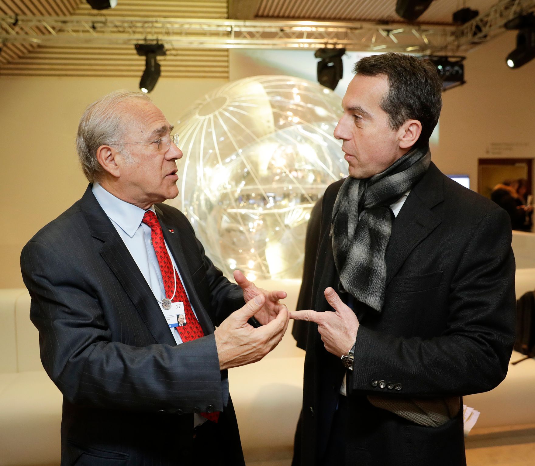 Am 18. J&auml;nner 2017 nahm Bundeskanzler Christian Kern (r.) am Weltwirtschaftsforum in Davos teil. Im Bild mit den OECD-Generalsekret&auml;r Angel Gurr&iacute;a (l.).