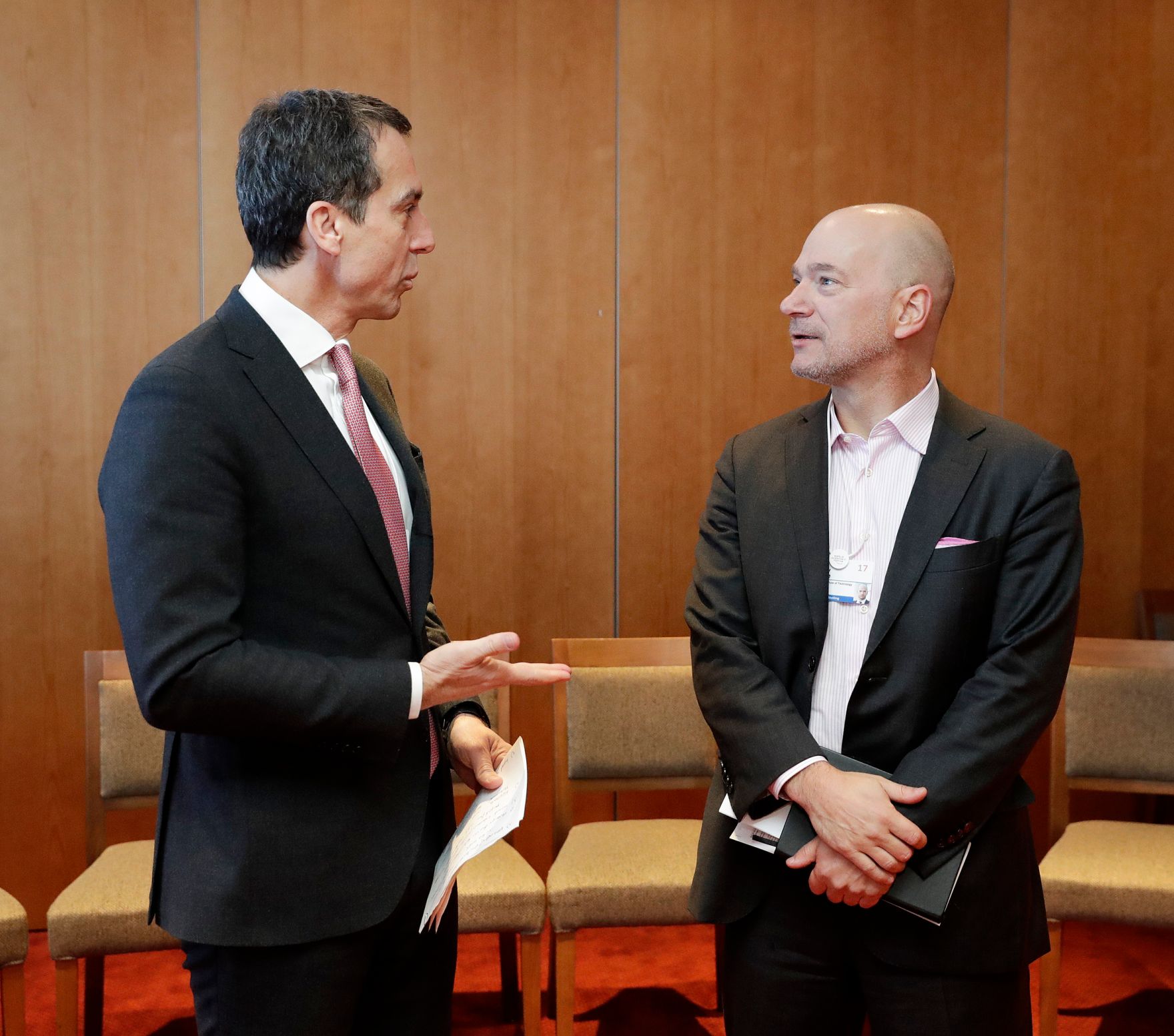 Am 19. J&auml;nner 2017 nahm Bundeskanzler Christian Kern (l.) am Weltwirtschaftsforum in Davos teil. Im Bild bei der Diskussion "Future of Work" unter anderem mit dem Moderator Andrew McAfee (r.).