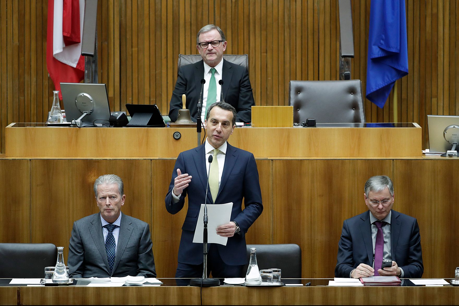 Am 31. J&auml;nner 2017 stellte Bundeskanzler Christian Kern (m.) im Nationalrat im Parlament das Arbeitsprogramm der Bundesregierung vor. Im Bild mit Vizekanzler und Bundesminister Reinhold Mitterlehner (l.) und Sozialminister Alois St&ouml;ger (r.).