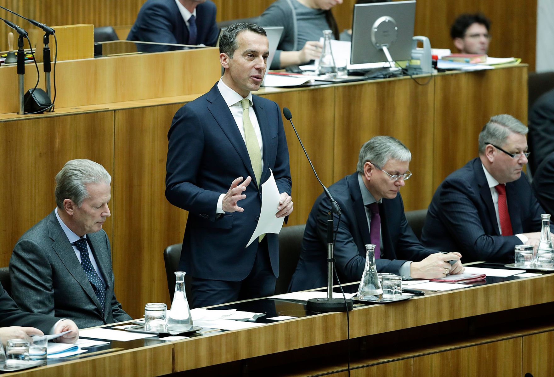 Am 31. J&auml;nner 2017 stellte Bundeskanzler Christian Kern (m.l.) im Nationalrat im Parlament das Arbeitsprogramm der Bundesregierung vor. Im Bild mit Vizekanzler, Bundesminister Reinhold Mitterlehner (l.), Sozialminister Alois St&ouml;ger (m.r.) und Landwirtschaftsminister Andr&auml; Rupprechter (r.).