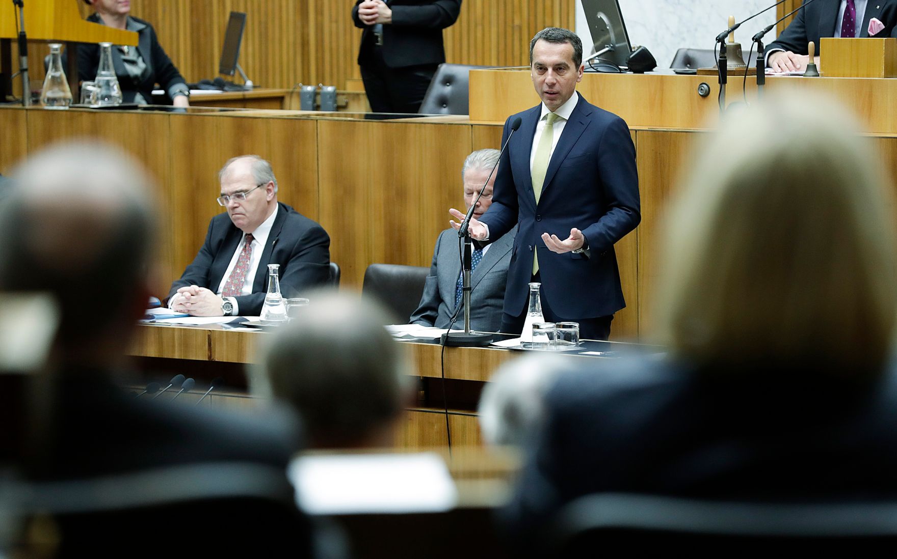Am 31. J&auml;nner 2017 stellte Bundeskanzler Christian Kern (r.) im Nationalrat im Parlament das Arbeitsprogramm der Bundesregierung vor. Im Bild mit Justizminister Wolfgang Brandstetter (l.) und Vizekanzler und Bundesminister Reinhold Mitterlehner (m.).