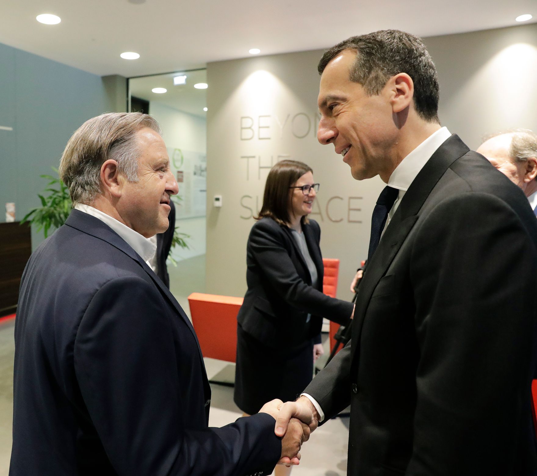 Am 22. Februar 2017 besuchte Bundeskanzler Christian Kern (r.) die Firma F. LIST GMBH in Thomasberg. Im Bild mit Gesch&auml;ftsf&uuml;hrer Franz List (l.).