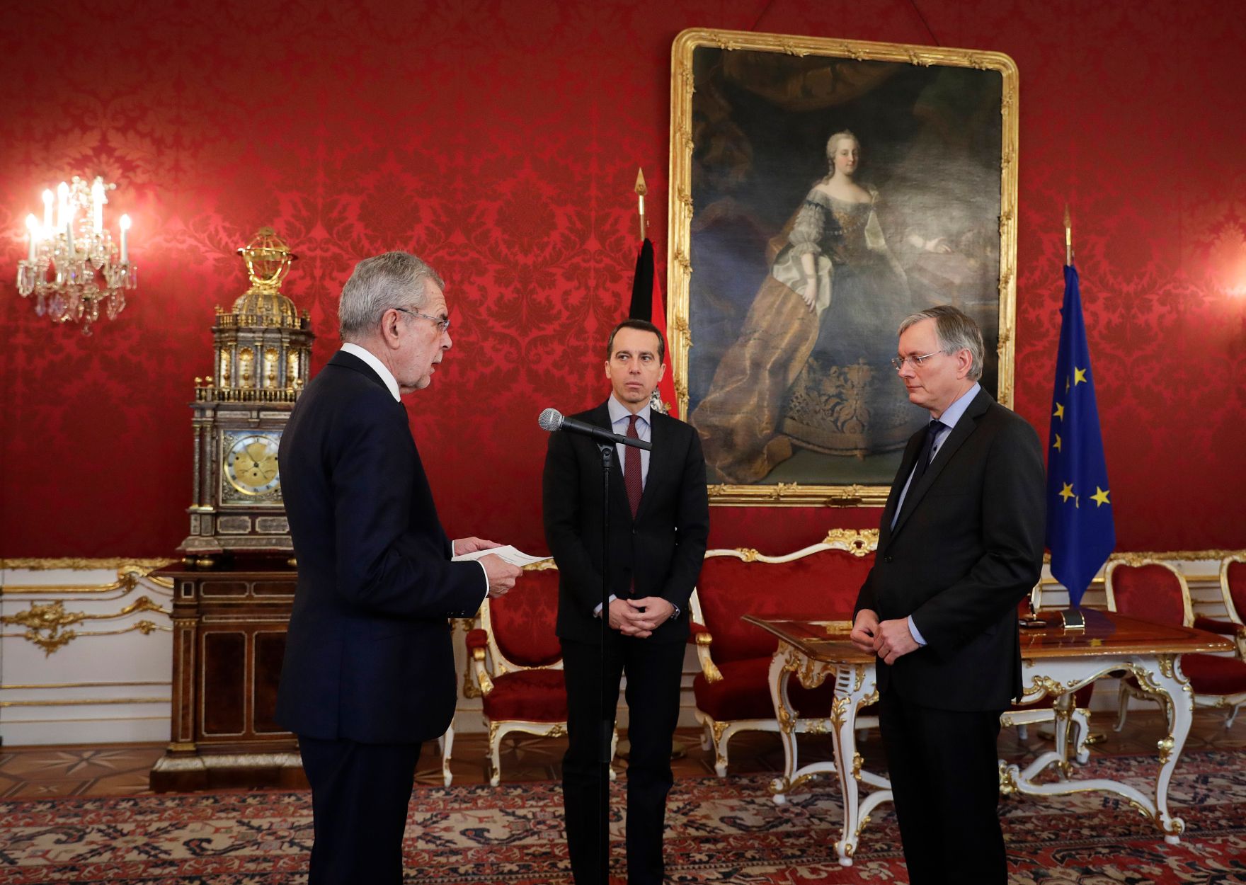 Am 24. Februar 2017 gab Bundeskanzler Christian Kern (m.) gemeinsam mit Bundespr&auml;sident Alexander Van der Bellen (l.) eine Pressestatement zum Ableben von Gesundheitsministerin Sabine Oberhauser. Im Bild mit Sozialminister Alois St&ouml;ger (r.) bei der &Uuml;bergabe der Amtsgesch&auml;fte.