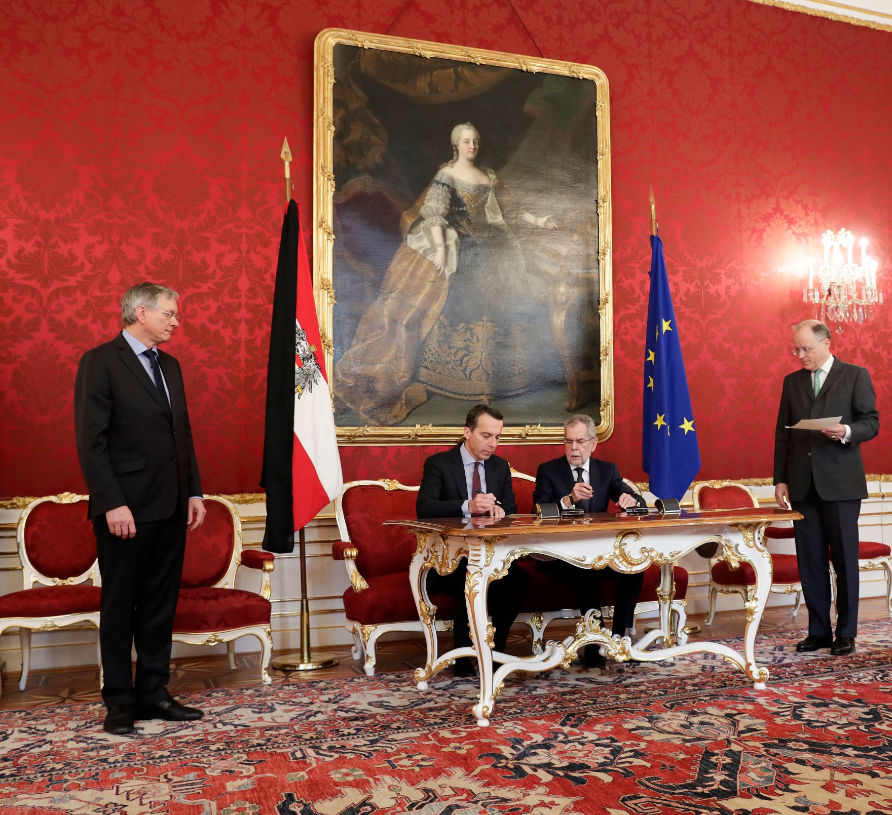 Am 24. Februar 2017 gab Bundeskanzler Christian Kern (m.l.) gemeinsam mit Bundespr&auml;sident Alexander Van der Bellen (m.r.) eine Pressestatement zum Ableben von Gesundheitsministerin Sabine Oberhauser. Im Bild mit Sozialminister Alois St&ouml;ger (l.) bei der &Uuml;bergabe der Amtsgesch&auml;fte.