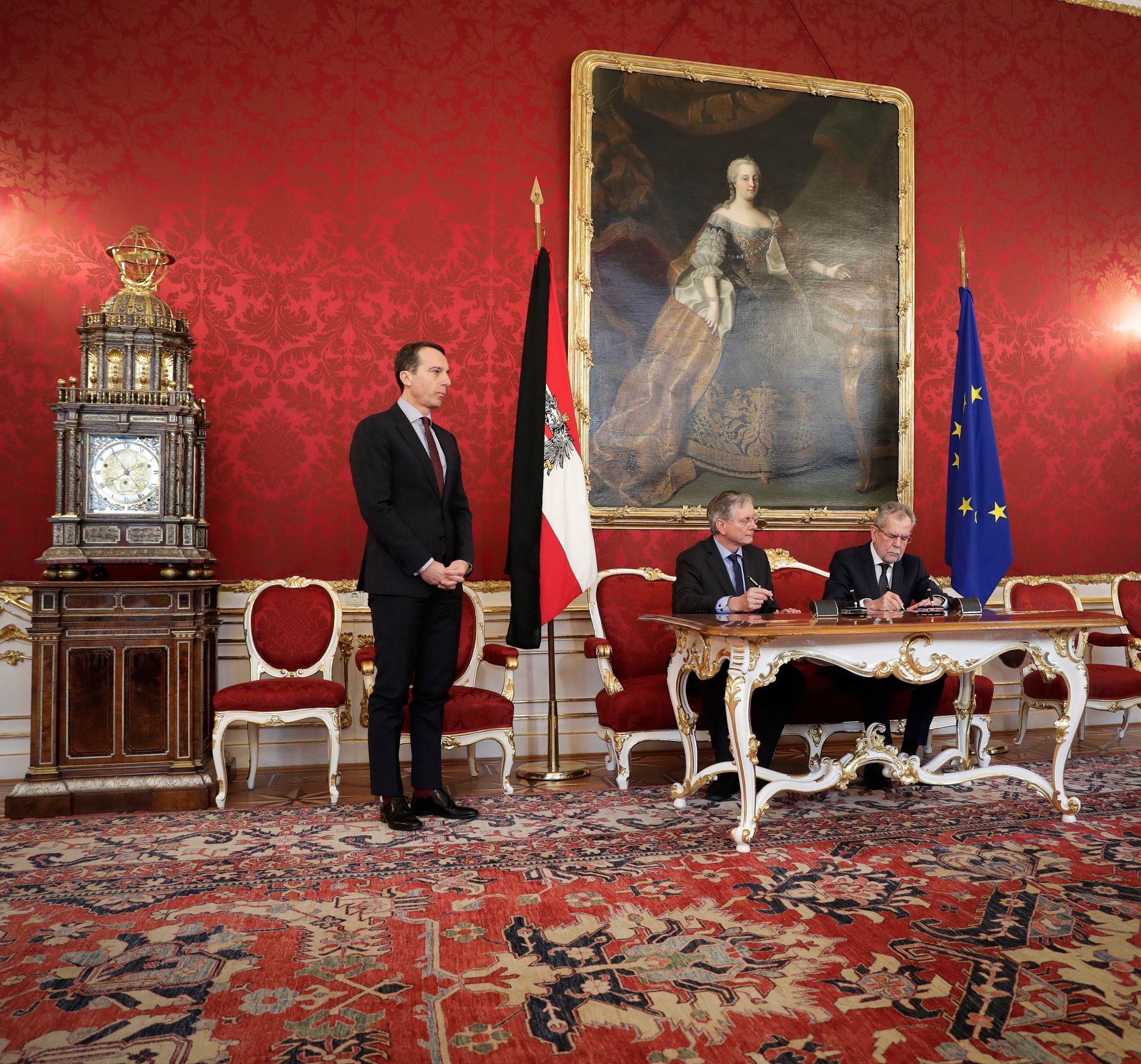 Am 24. Februar 2017 gab Bundeskanzler Christian Kern (l.) gemeinsam mit Bundespr&auml;sident Alexander Van der Bellen (r.) eine Pressestatement zum Ableben von Gesundheitsministerin Sabine Oberhauser. Im Bild mit Sozialminister Alois St&ouml;ger (m.) bei der &Uuml;bergabe der Amtsgesch&auml;fte.