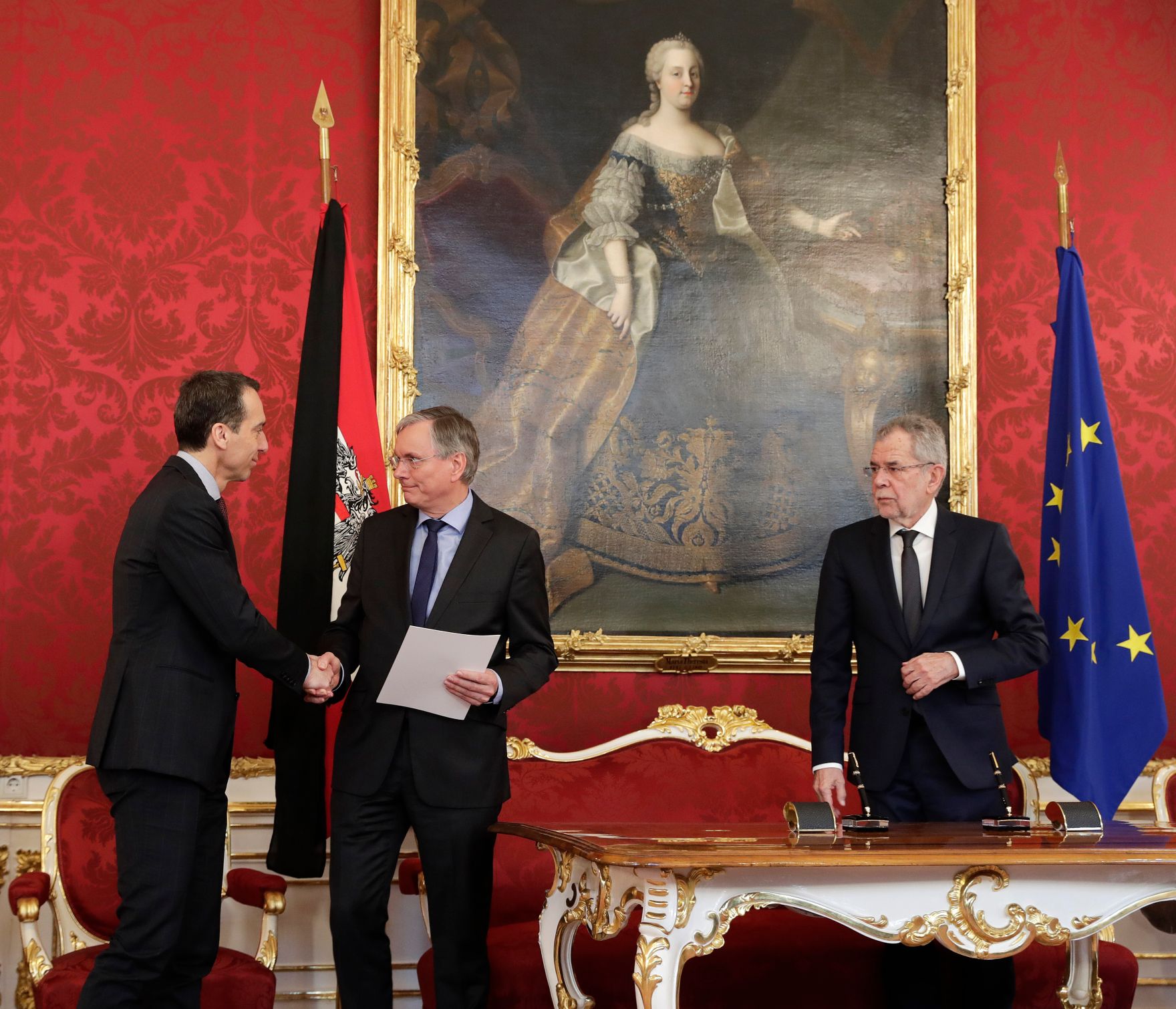 Am 24. Februar 2017 gab Bundeskanzler Christian Kern (l.) gemeinsam mit Bundespr&auml;sident Alexander Van der Bellen (r.) eine Pressestatement zum Ableben von Gesundheitsministerin Sabine Oberhauser. Im Bild mit Sozialminister Alois St&ouml;ger (m.) bei der &Uuml;bergabe der Amtsgesch&auml;fte.