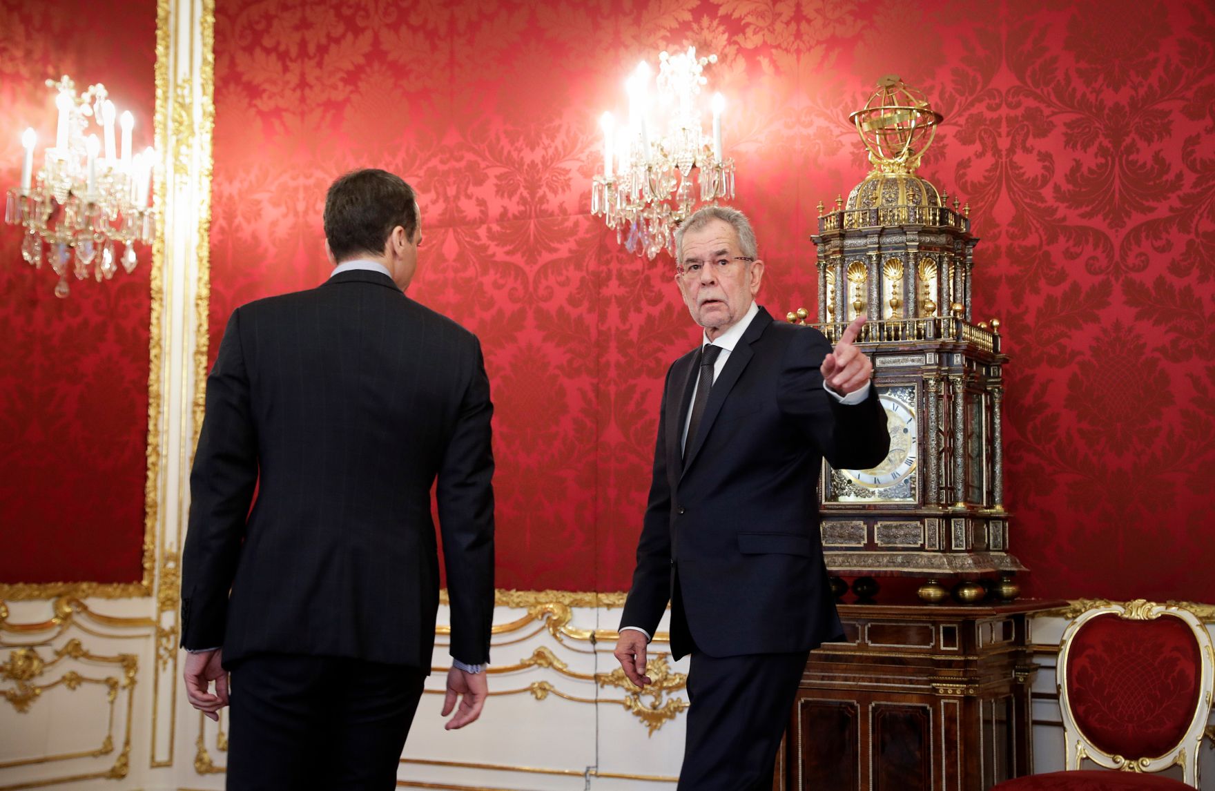 Am 24. Februar 2017 gab Bundeskanzler Christian Kern (l.) gemeinsam mit Bundespr&auml;sident Alexander Van der Bellen (r.) eine Pressestatement zum Ableben von Gesundheitsministerin Sabine Oberhauser.