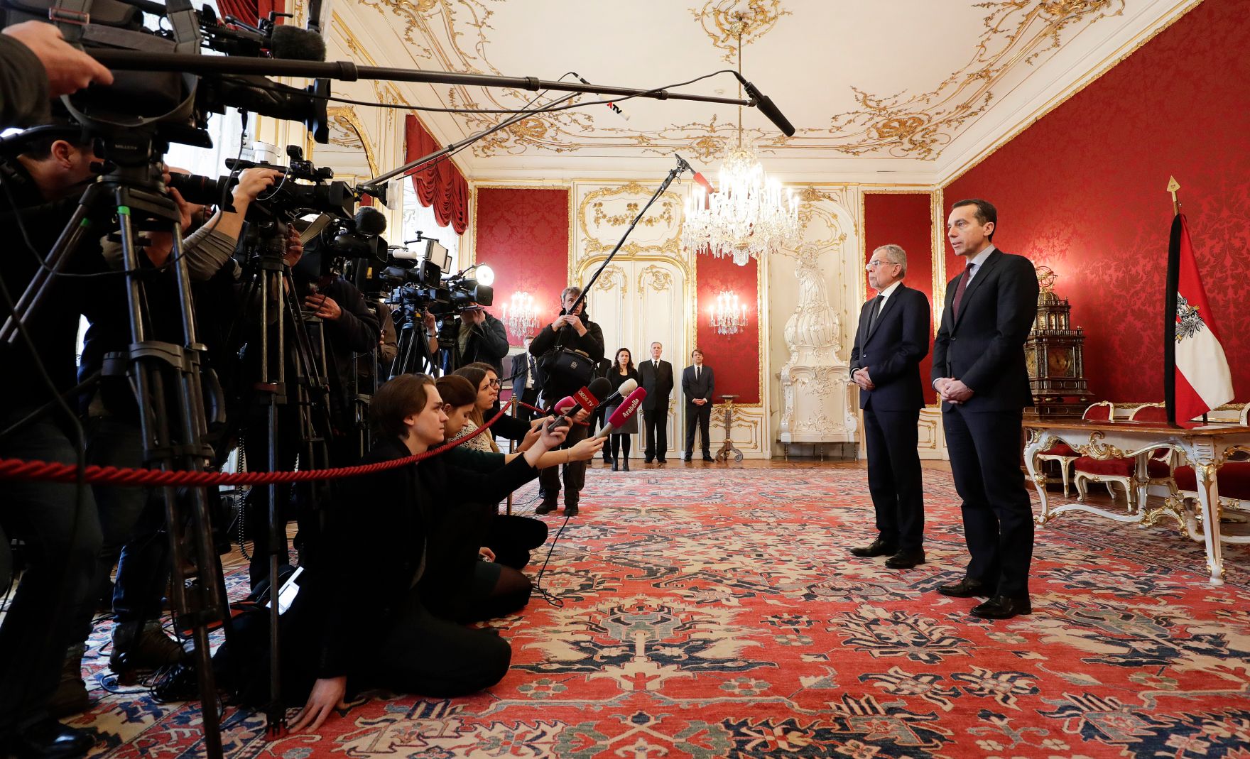 Am 24. Februar 2017 gab Bundeskanzler Christian Kern (r.) gemeinsam mit Bundespr&auml;sident Alexander Van der Bellen (l.) eine Pressestatement zum Ableben von Gesundheitsministerin Sabine Oberhauser.