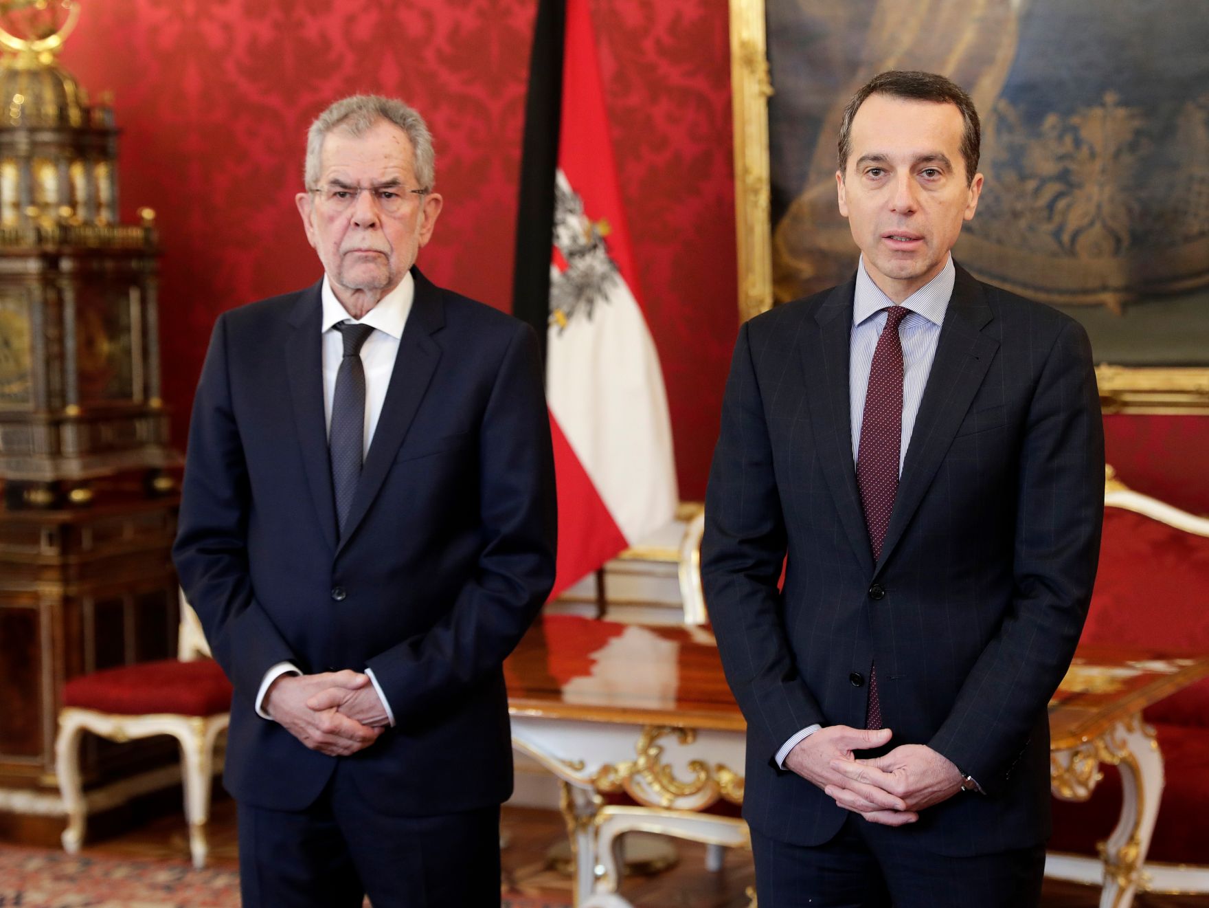 Am 24. Februar 2017 gab Bundeskanzler Christian Kern (r.) gemeinsam mit Bundespr&auml;sident Alexander Van der Bellen (l.) eine Pressestatement zum Ableben von Gesundheitsministerin Sabine Oberhauser.