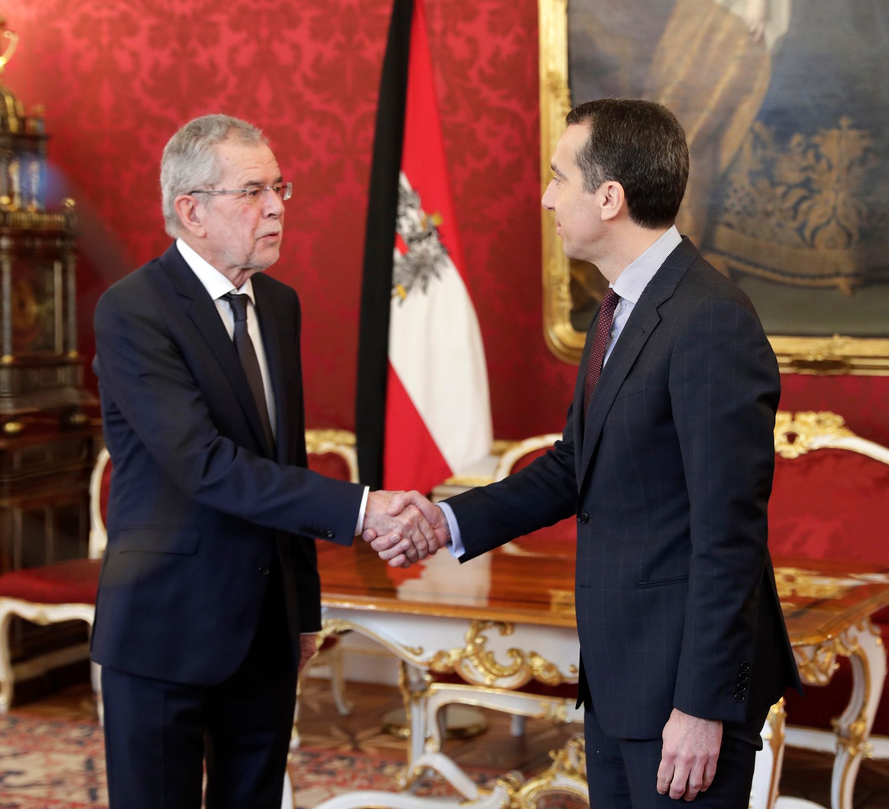 Am 24. Februar 2017 gab Bundeskanzler Christian Kern (r.) gemeinsam mit Bundespr&auml;sident Alexander Van der Bellen (l.) eine Pressestatement zum Ableben von Gesundheitsministerin Sabine Oberhauser.