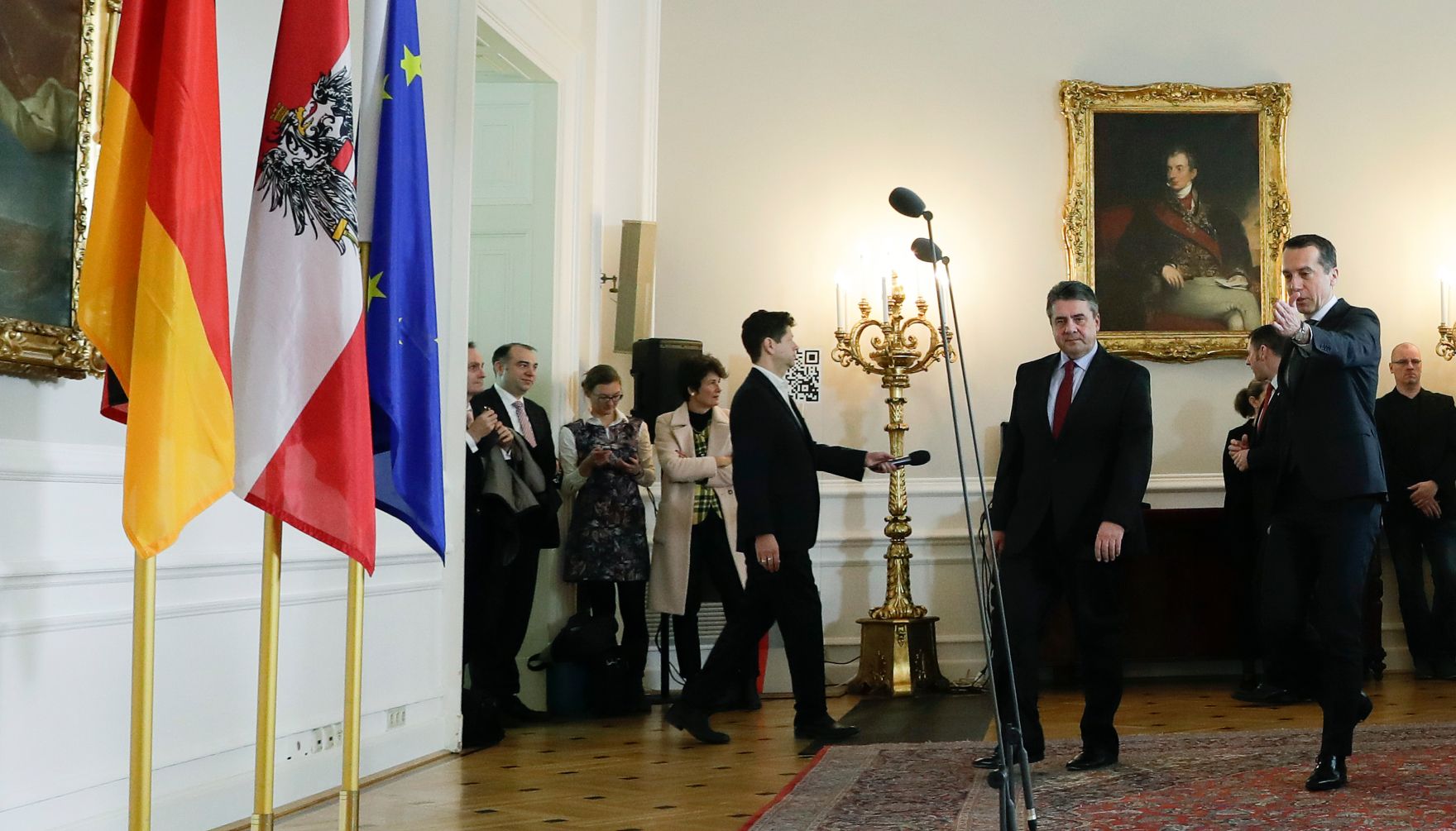 Am 27. Februar 2017 empfing Bundeskanzler Christian Kern (r.) den deutschem Vizekanzler und Au&szlig;enminister Sigmar Gabriel (l.) zu einem Arbeitsgespr&auml;ch im Bundeskanzleramt. Im Anschluss fand ein Pressestatement statt.