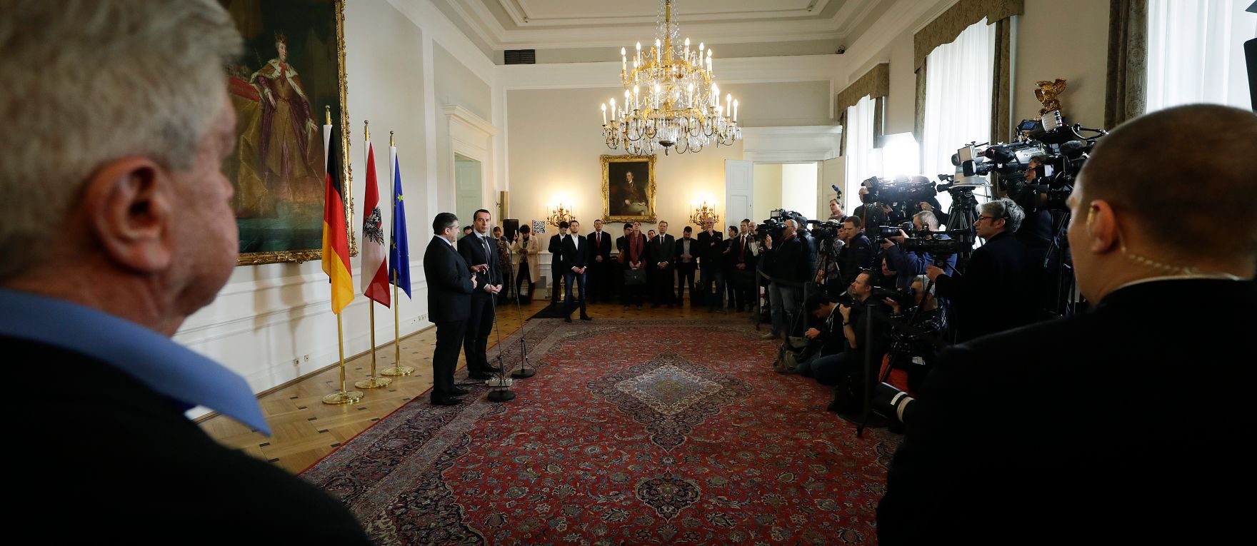 Am 27. Februar 2017 empfing Bundeskanzler Christian Kern den deutschem Vizekanzler und Au&szlig;enminister Sigmar Gabriel zu einem Arbeitsgespr&auml;ch im Bundeskanzleramt. Im Anschluss fand ein Pressestatement statt.