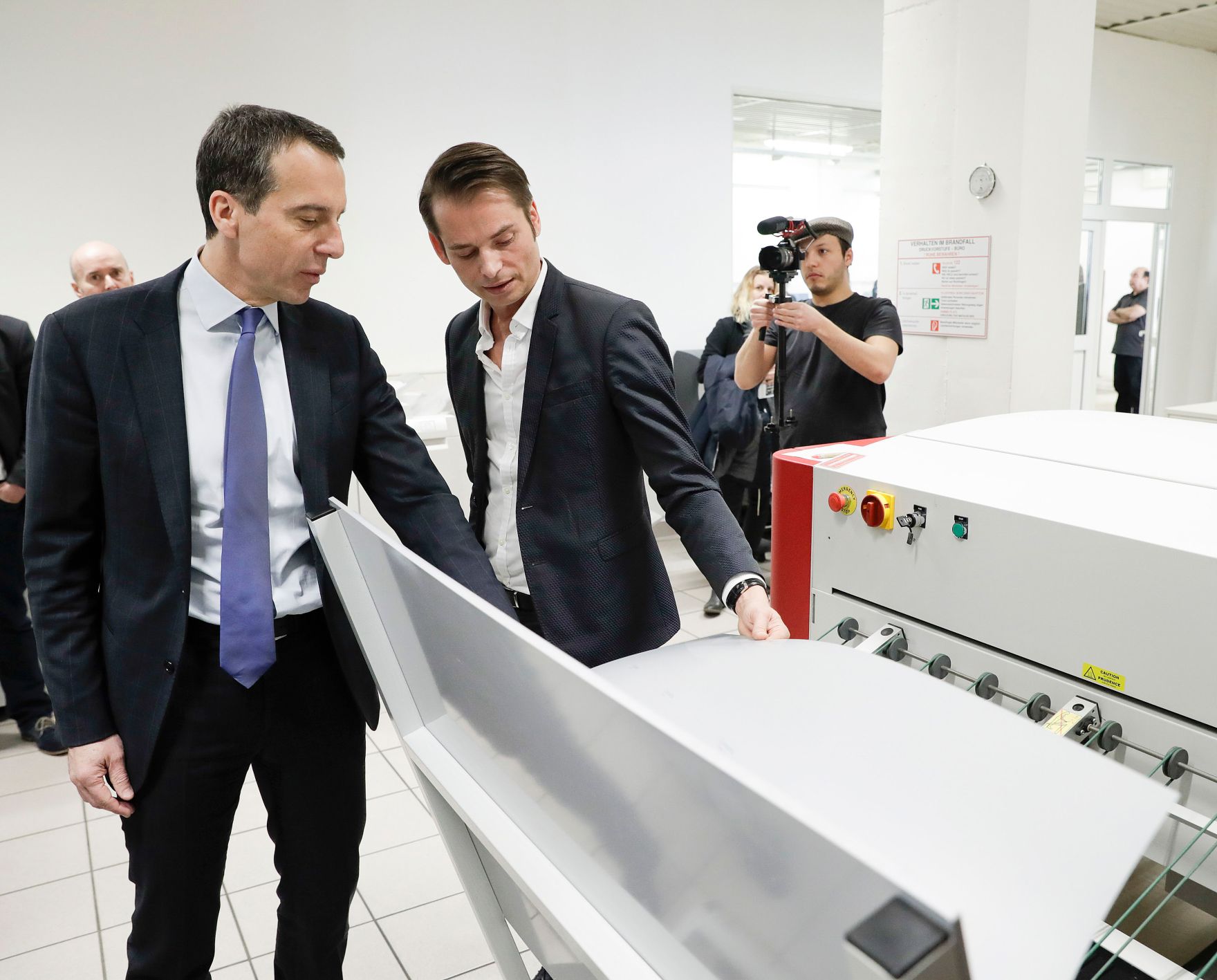 Am 3. M&auml;rz 2017 besuchte Bundeskanzler Christian Kern (l.) das Bundesland Steiermark. Im Bild bei der Druckerei Bachernegg GmbH.