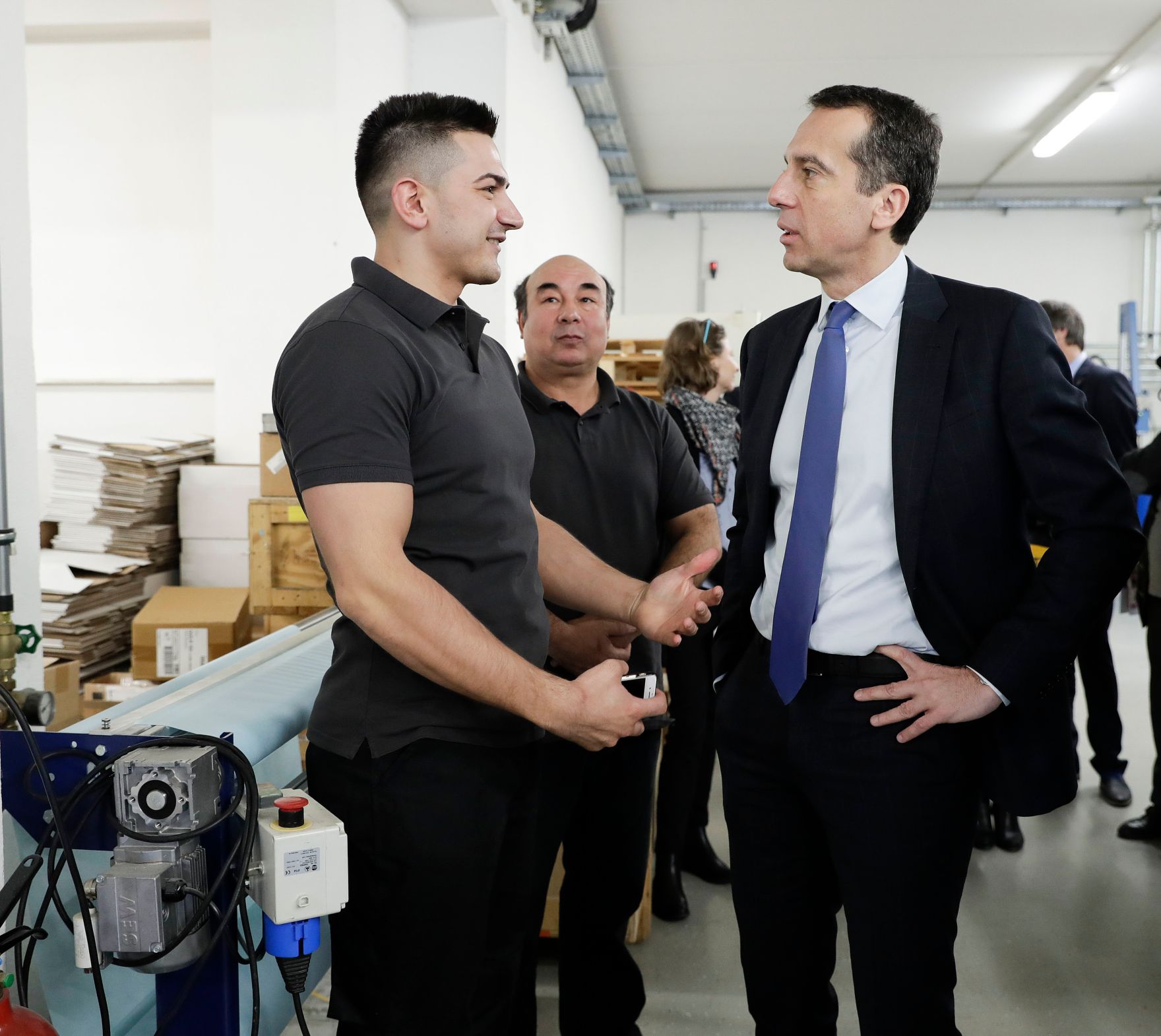 Am 3. M&auml;rz 2017 besuchte Bundeskanzler Christian Kern (r.) das Bundesland Steiermark. Im Bild bei der Druckerei Bachernegg GmbH.
