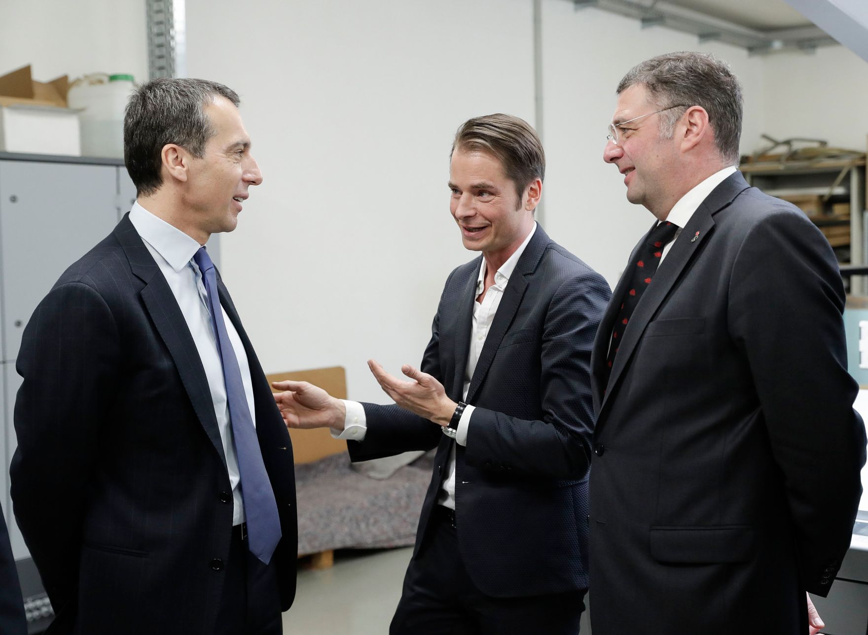 Am 3. M&auml;rz 2017 besuchte Bundeskanzler Christian Kern (l.) das Bundesland Steiermark. Im Bild mit Verkehrsminister J&ouml;rg Leichtfried (r.) bei der Druckerei Bachernegg GmbH.