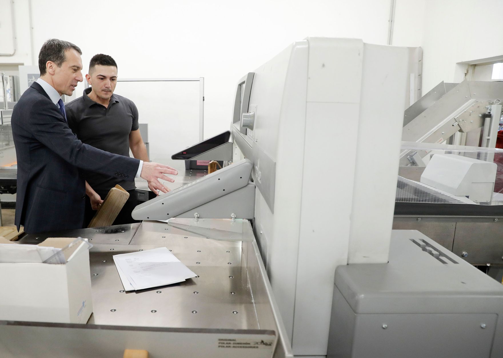 Am 3. M&auml;rz 2017 besuchte Bundeskanzler Christian Kern (l.) das Bundesland Steiermark. Im Bild bei der Druckerei Bachernegg GmbH.