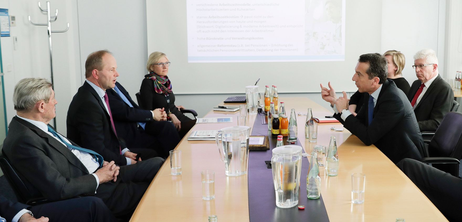 Am 3. M&auml;rz 2017 besuchte Bundeskanzler Christian Kern (r.) das Bundesland Steiermark. Im Bild bei der Firma AT&amp;S AG.