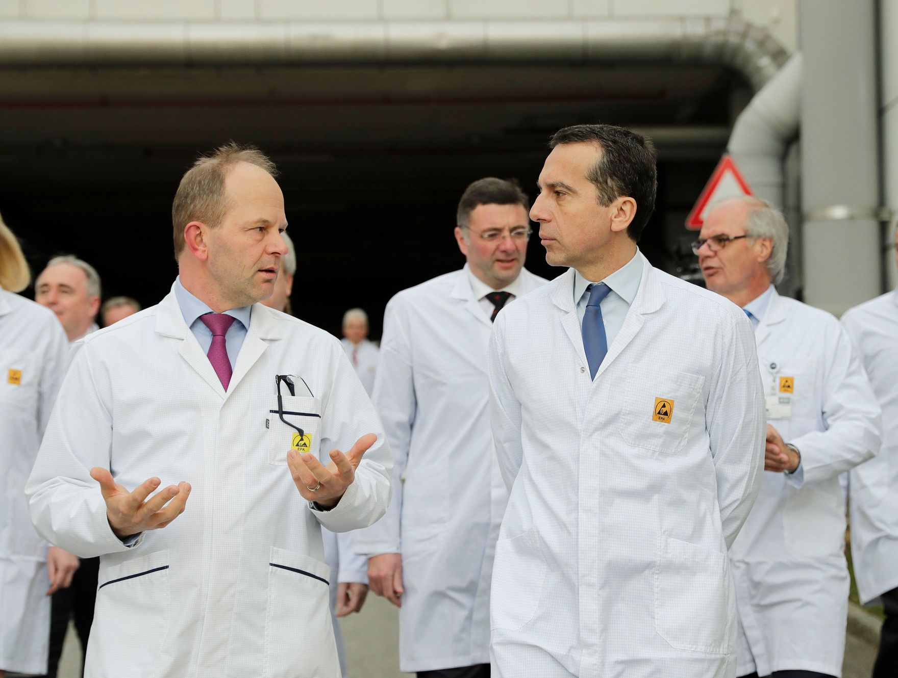 Am 3. M&auml;rz 2017 besuchte Bundeskanzler Christian Kern (m.r.) das Bundesland Steiermark. Im Bild mit Verkehrsminister J&ouml;rg Leichtfried (m.) bei der Firma AT&amp;S AG.