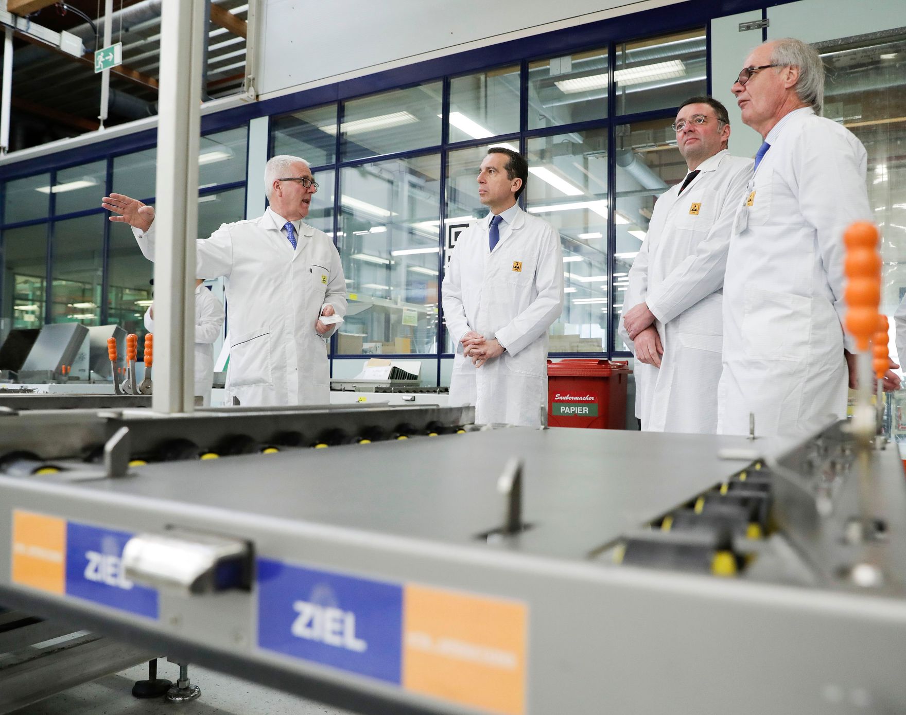 Am 3. M&auml;rz 2017 besuchte Bundeskanzler Christian Kern (m.l.) das Bundesland Steiermark. Im Bild mit Verkehrsminister J&ouml;rg Leichtfried (m.r.) bei der Firma AT&amp;S AG.